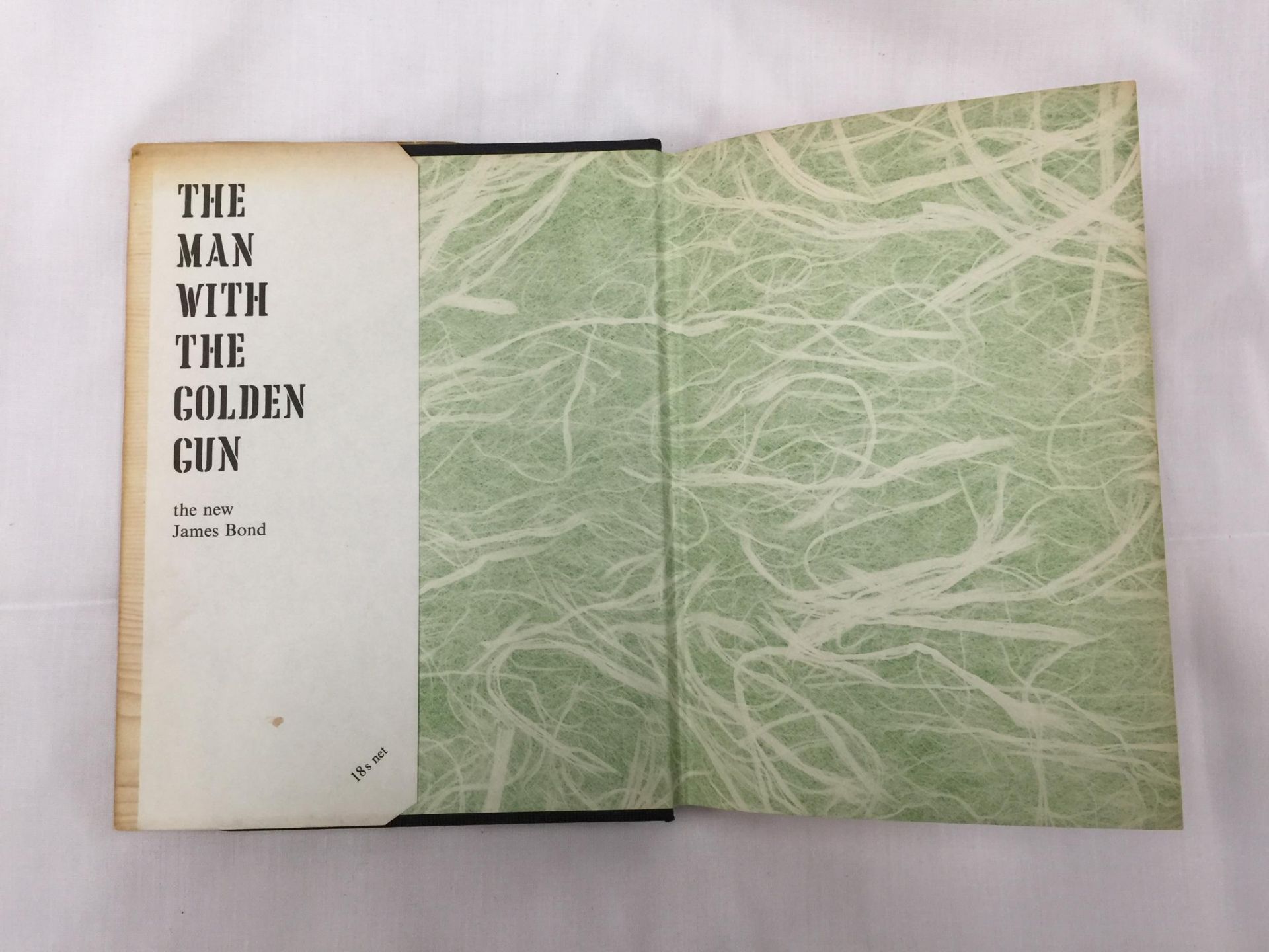 A FIRST EDITION JAMES BOND NOVEL - THE MAN WITH THE GOLDEN GUN BY IAN FLEMING, HARDBACK WITH DUST - Image 5 of 11