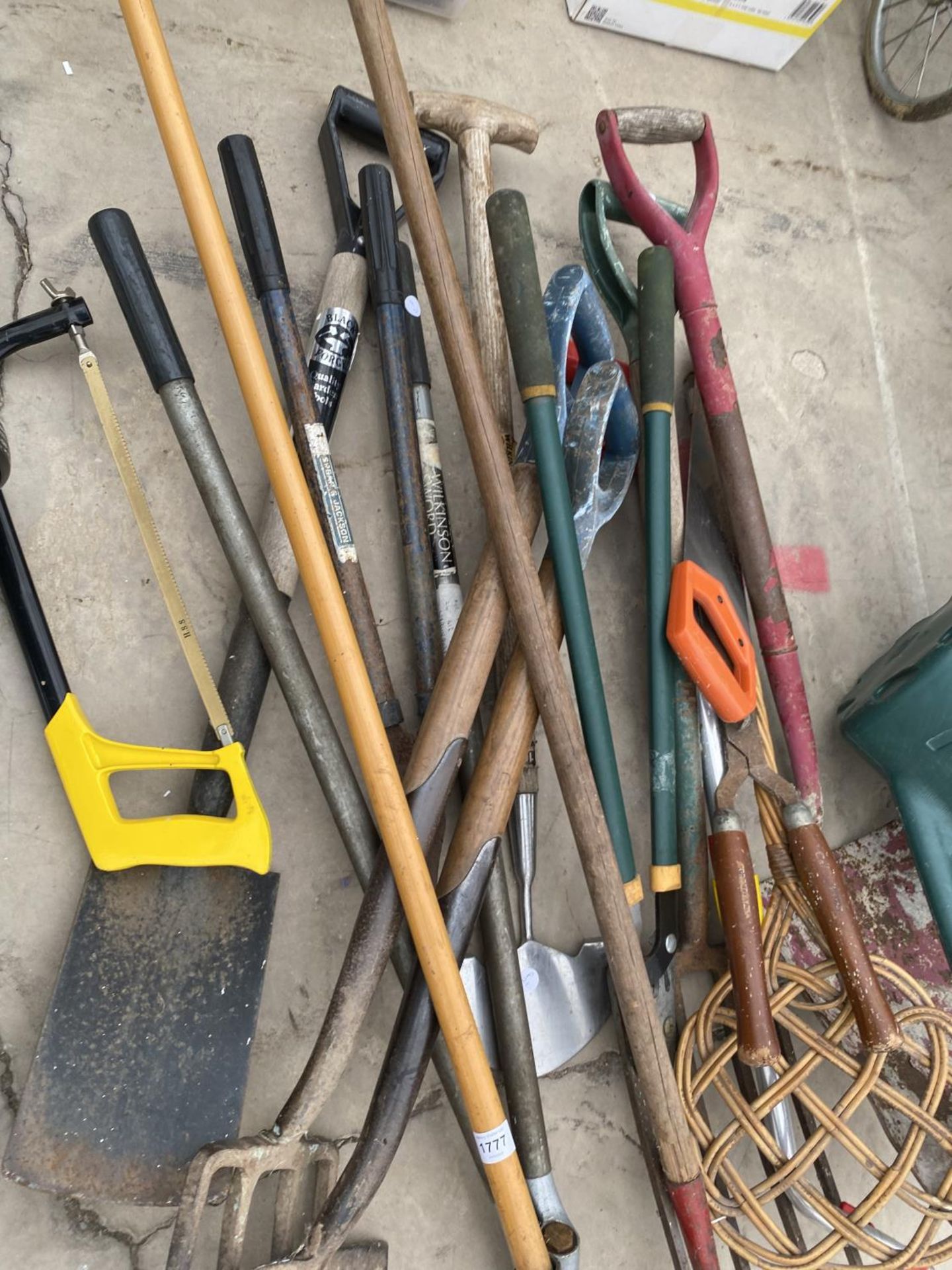 AN ASSORTMENT OF GARDEN TOOLS TO INCLUDE SPADES, FORKS AND RAKES ETC - Image 2 of 3