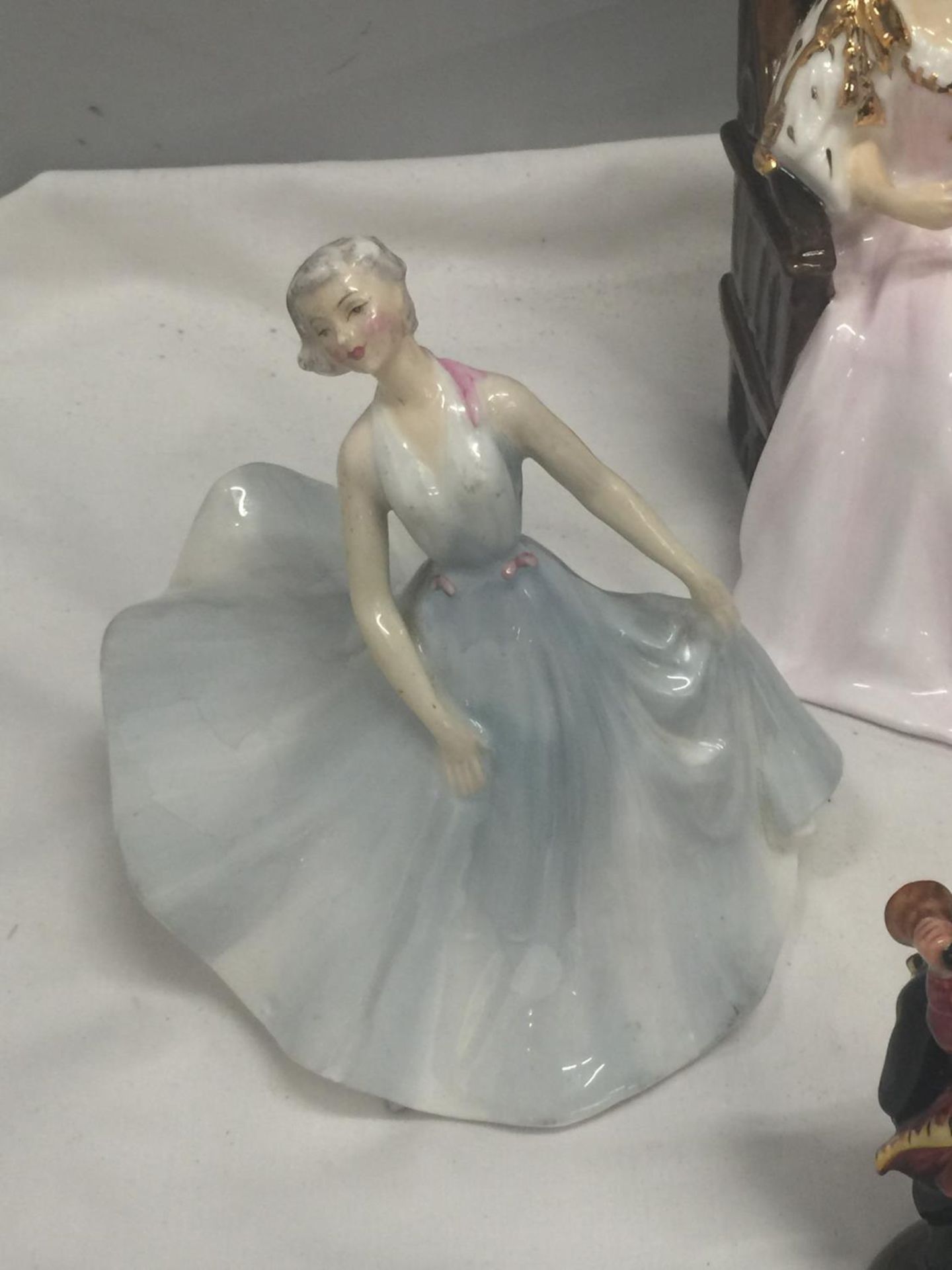 A QUANTITY OF FIGURINES, MOSTLY ROYAL DOULTON, TO INCLUDE PIROUETTE, THE QUEEN, ETC - ALL A/F - Image 6 of 13