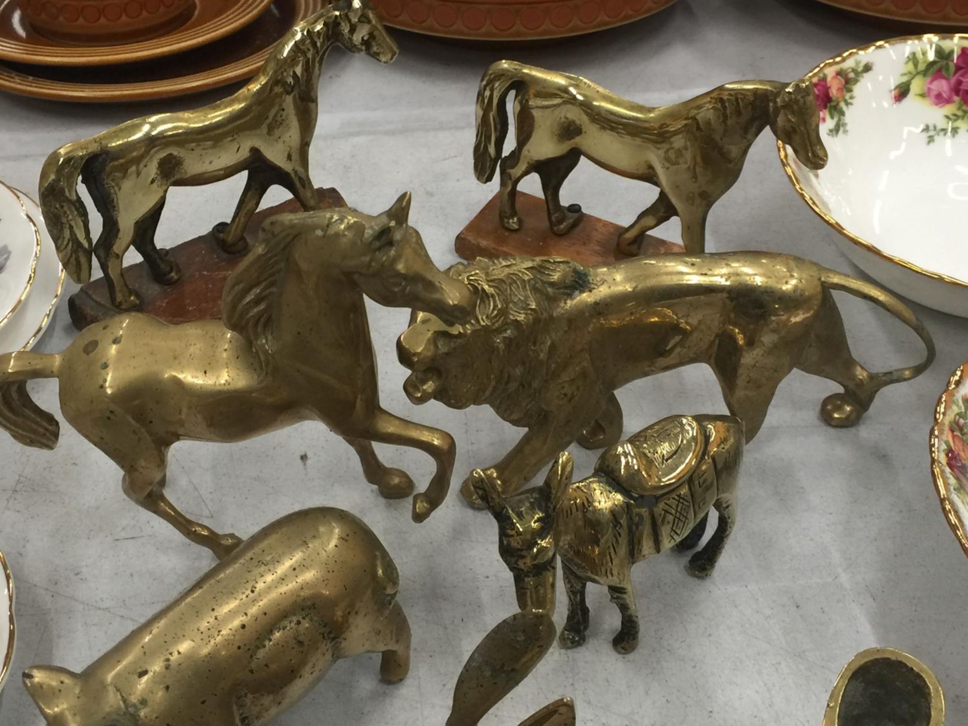 A QUANTITY OF BRASS ITEMS TO INCLUDE ANIMAL FIGURES, SHOES, ETC - Image 4 of 5