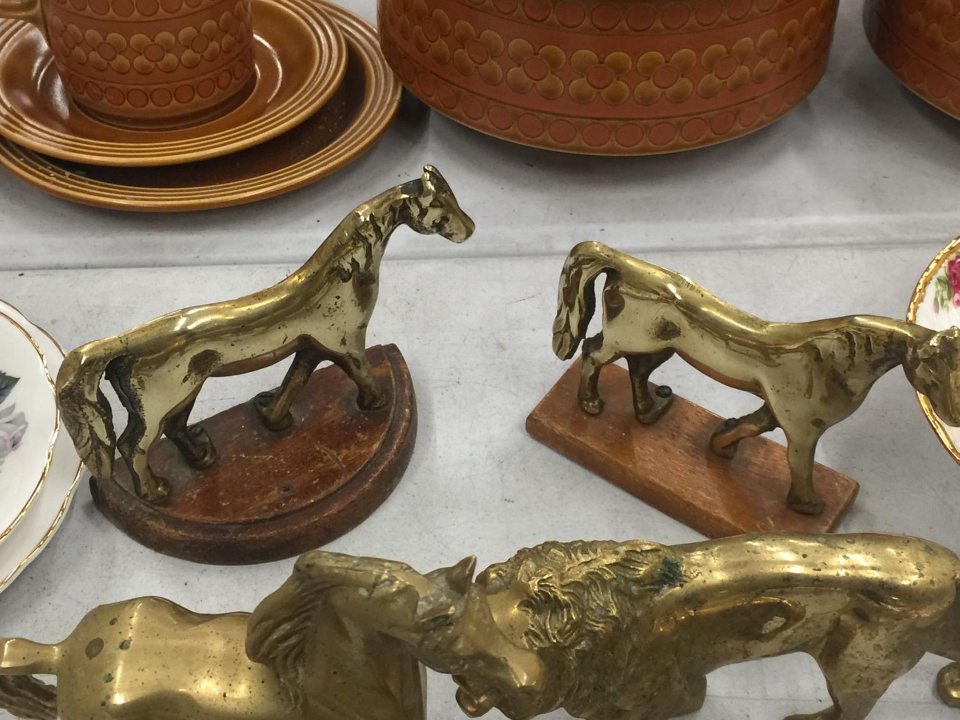 A QUANTITY OF BRASS ITEMS TO INCLUDE ANIMAL FIGURES, SHOES, ETC - Image 5 of 5