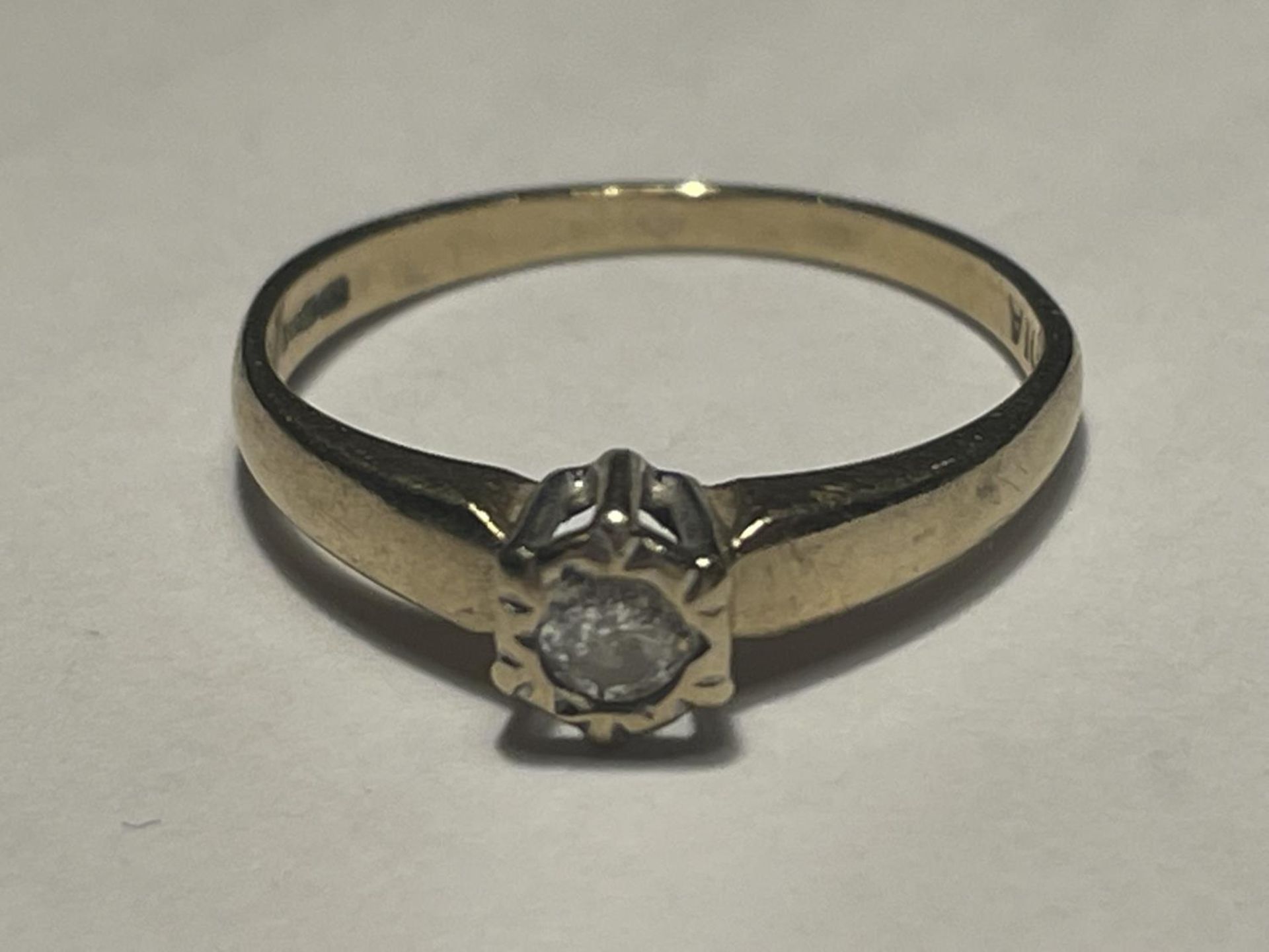 A 9 CART GOLD RING WITH A DIAMOND SOLITAIRE SIZE K