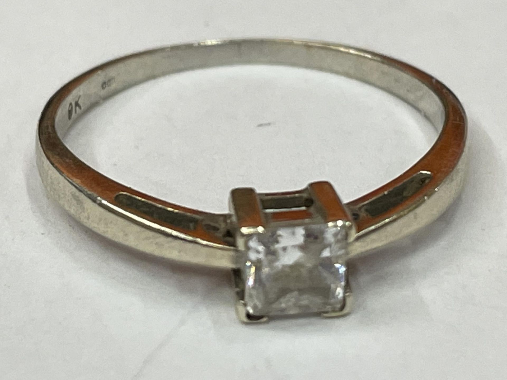 A 9 CARAT GOLD RING WITH A SQUARE SOLITAIRE STONE SIZE M/N