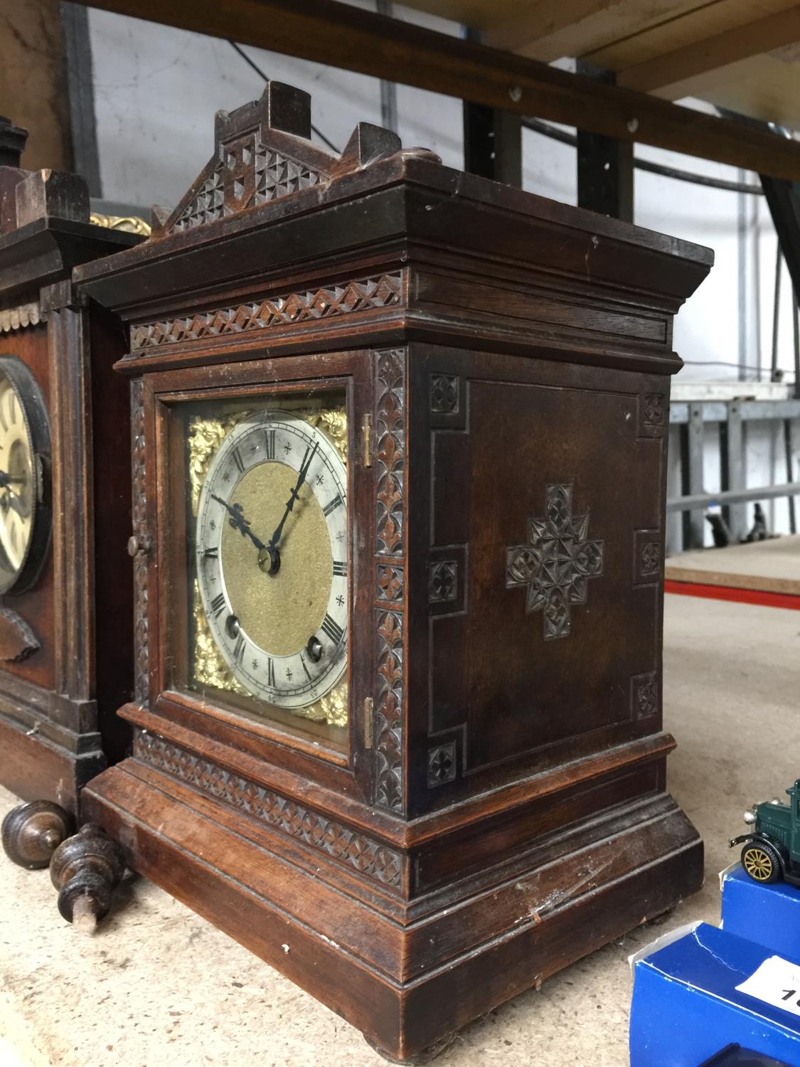 TWO VINTAGE MAHOGANY CASED MANTLE CLOCKS, BOTH WITH KEYS AND PENDULUMS - Image 2 of 5