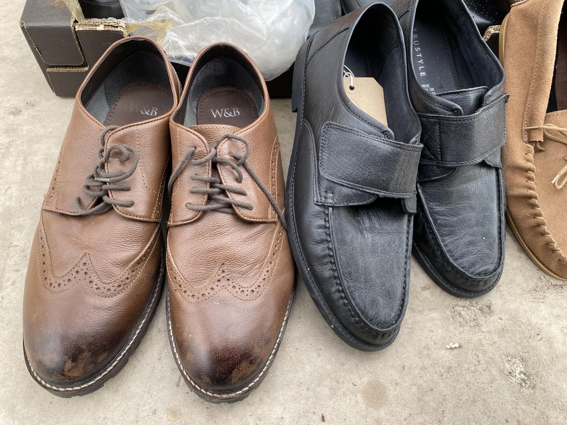 AN ASSORTMENT OF MENS SHOES - Image 4 of 5