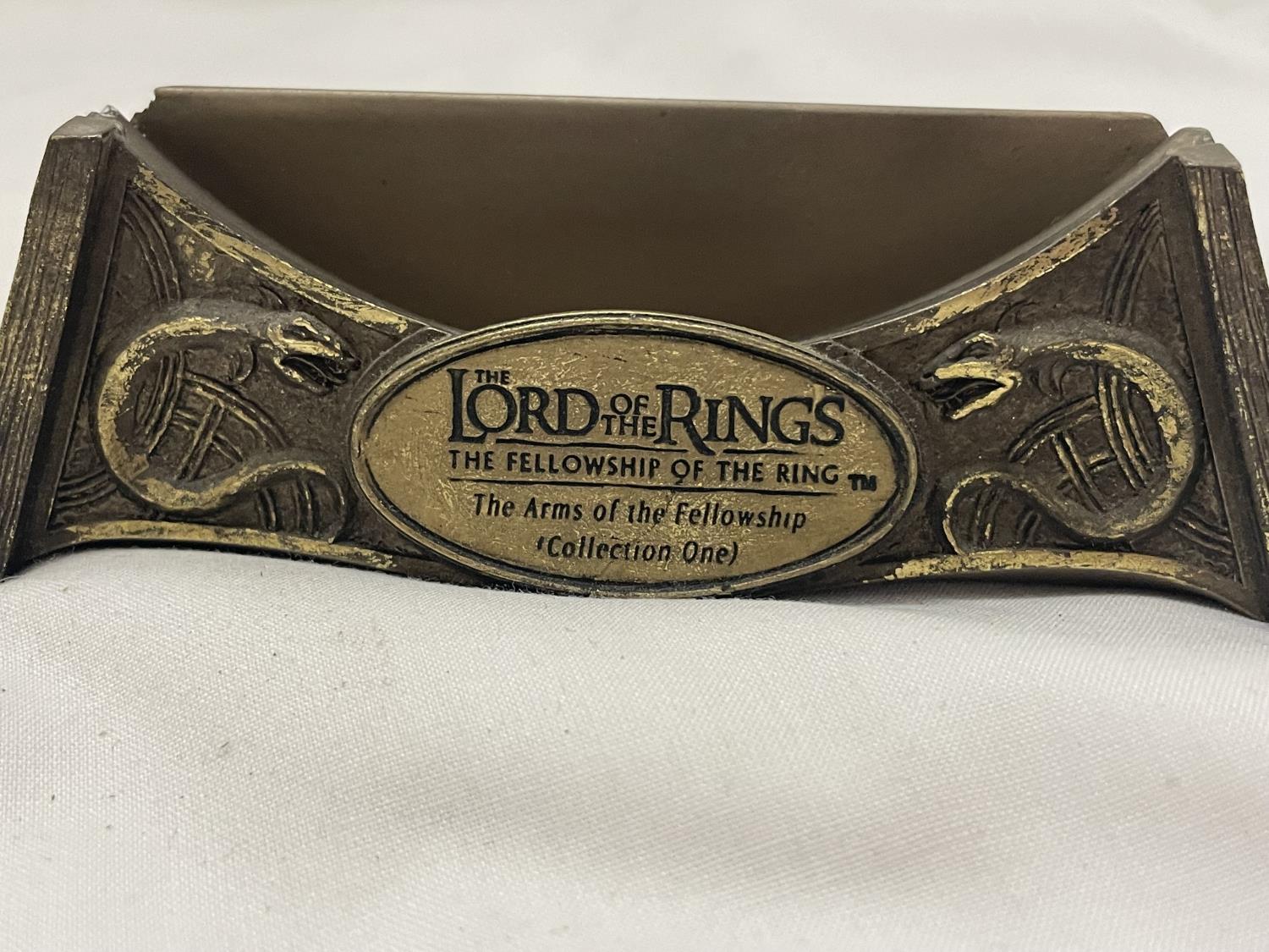 A LORD OF THE RINGS PLAQUE ON A STAND BY DANBURY MINT, LIMITED EDITION 393/700 FROM THE ARMS OF - Image 5 of 5