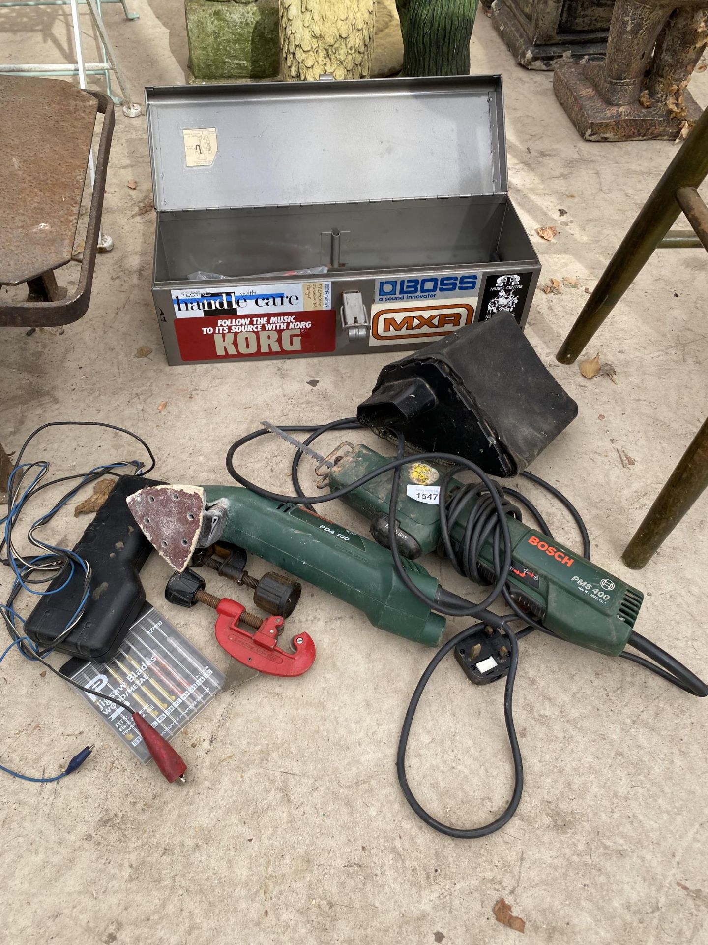 A SMALL METAL TOOL BOX AND AN ASSORTMENT OF TOOLS TO INCLUDE AN ELECTRIC SANDER ETC