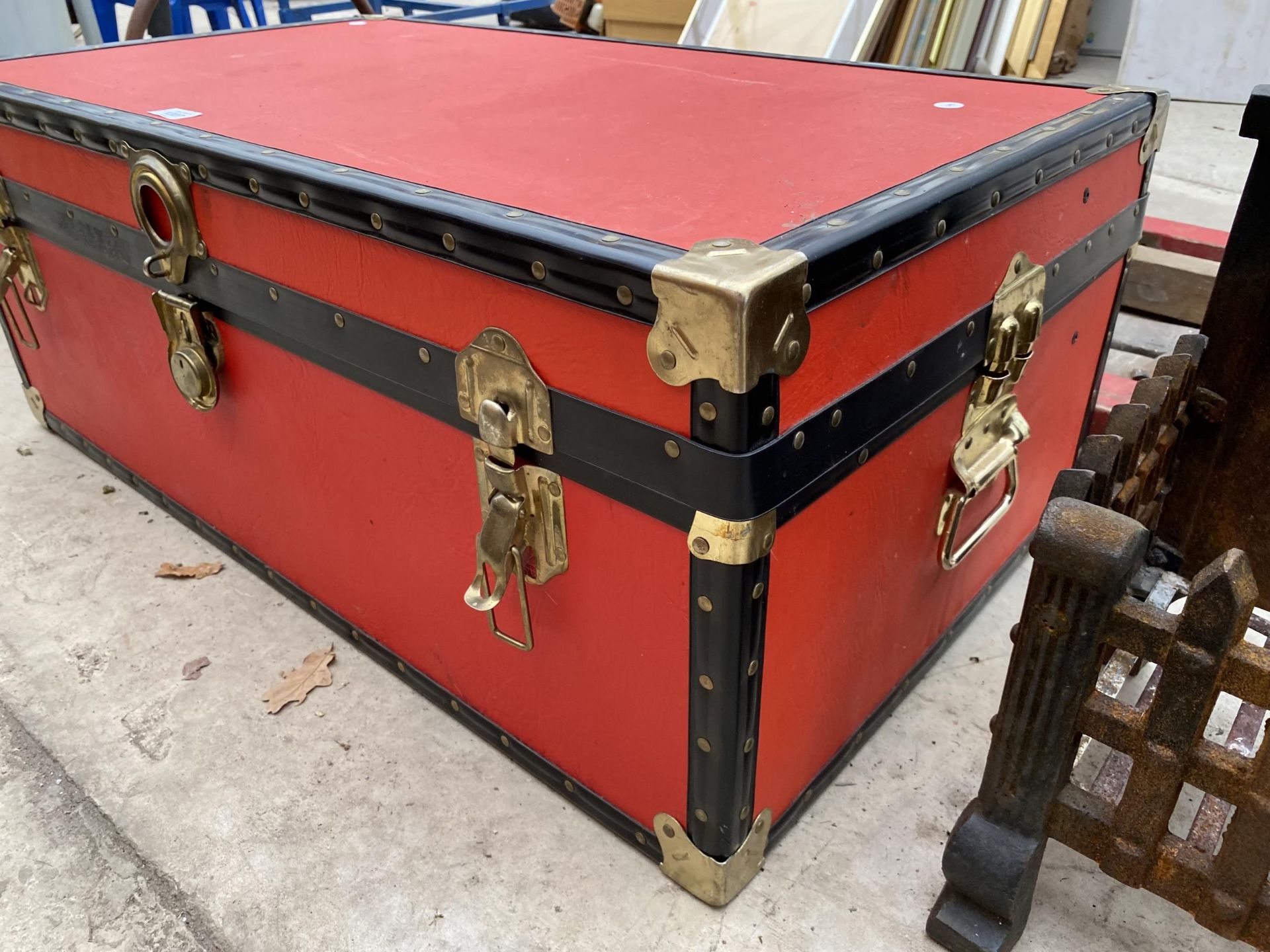 A LARGE TRAVEL TRUNK - Image 3 of 4