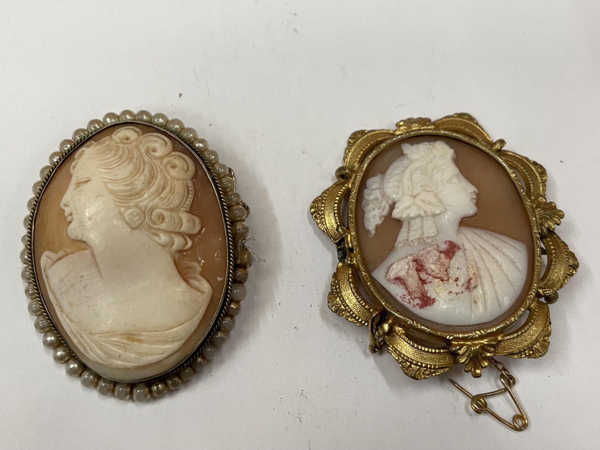 FOUR BROOCHES TO INCLUDE CAMEOS - Image 2 of 5