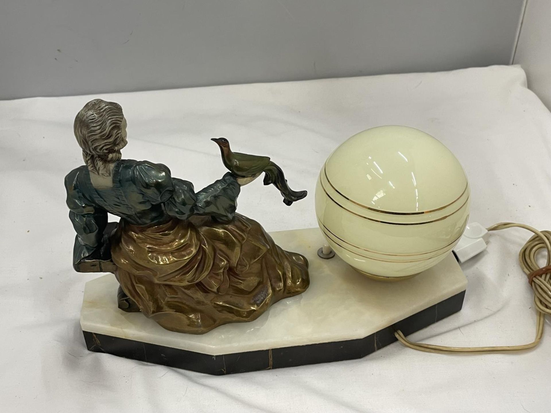 AN UNUSUAL DECO LAMP WITH PIANTED BRASS LADY WITH A PEACOCK, GLOBE SHAPED SHADE ON A MARBLE BASE - Bild 3 aus 3