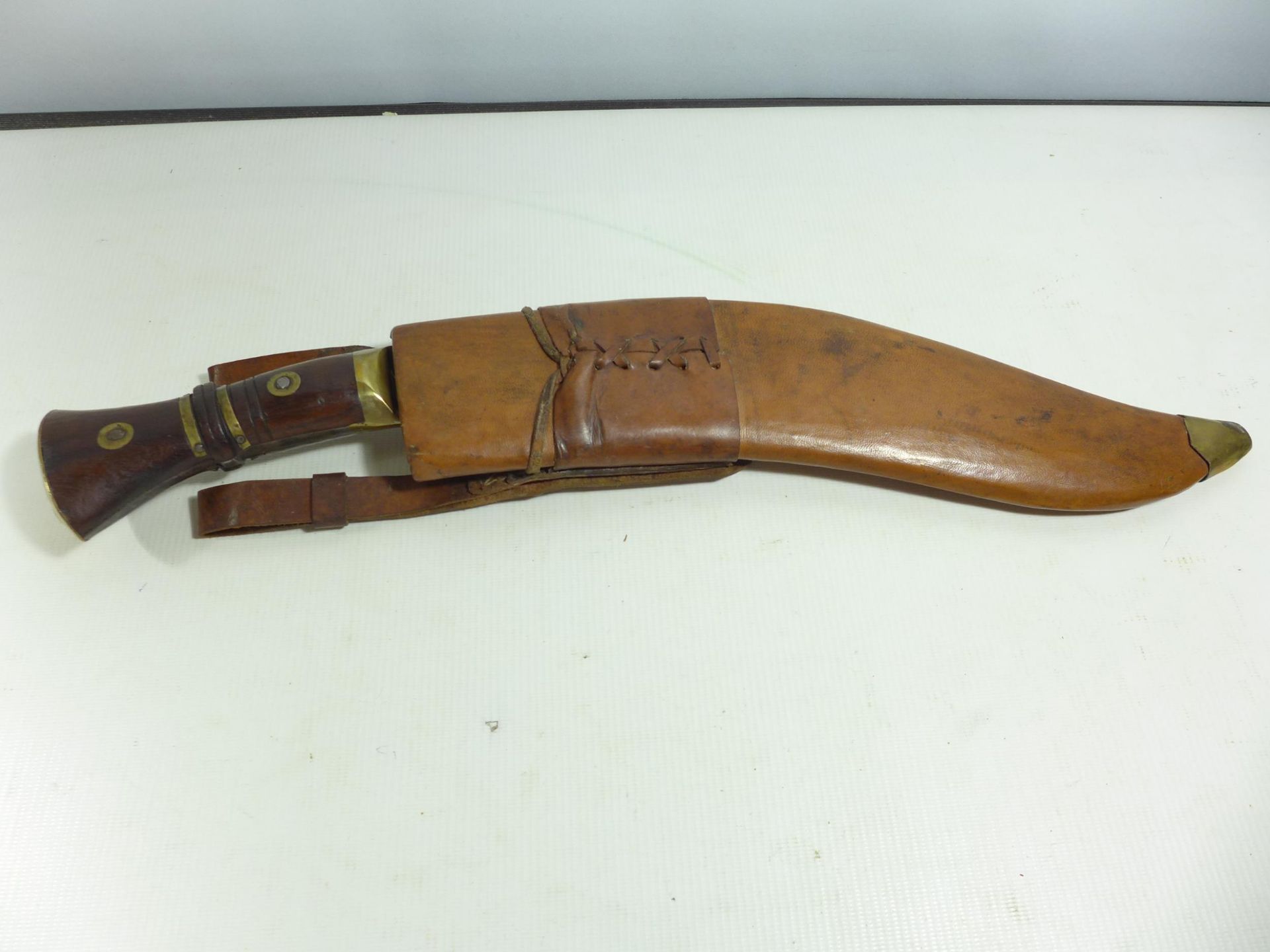 A LARGE KUKRI KNIFE AND SCABBARD, 33CM BLADE STAMPED WITH MILITARY BROAD ARROW AND DATE 1917 - Image 5 of 5