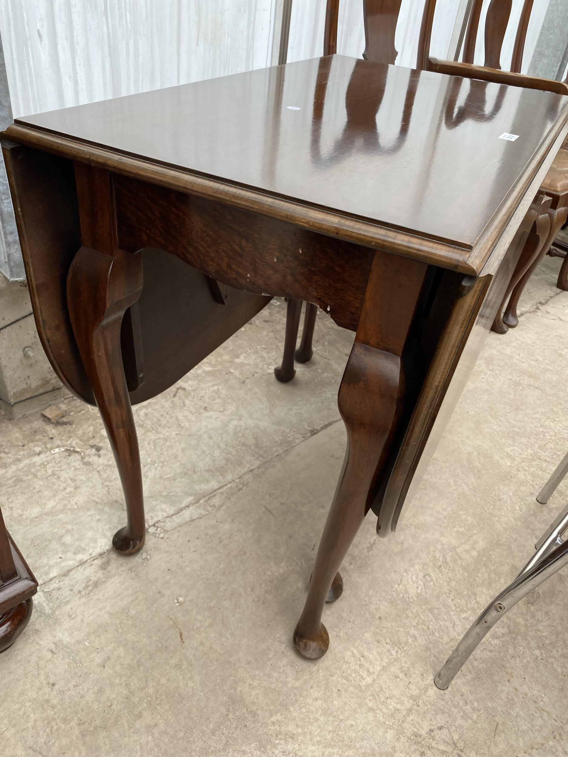 AN EDWARDIAN GATELEG DINING TABLE IN THE QUEEN ANNE STYLE ON CABRIOLE LEGS 69.5" X 36" OPENED - Image 2 of 5