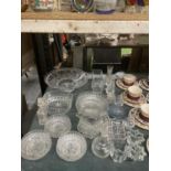A QUANTITY OF GLASSWARE TO INCLUDE BOWLS, VASES, ETC