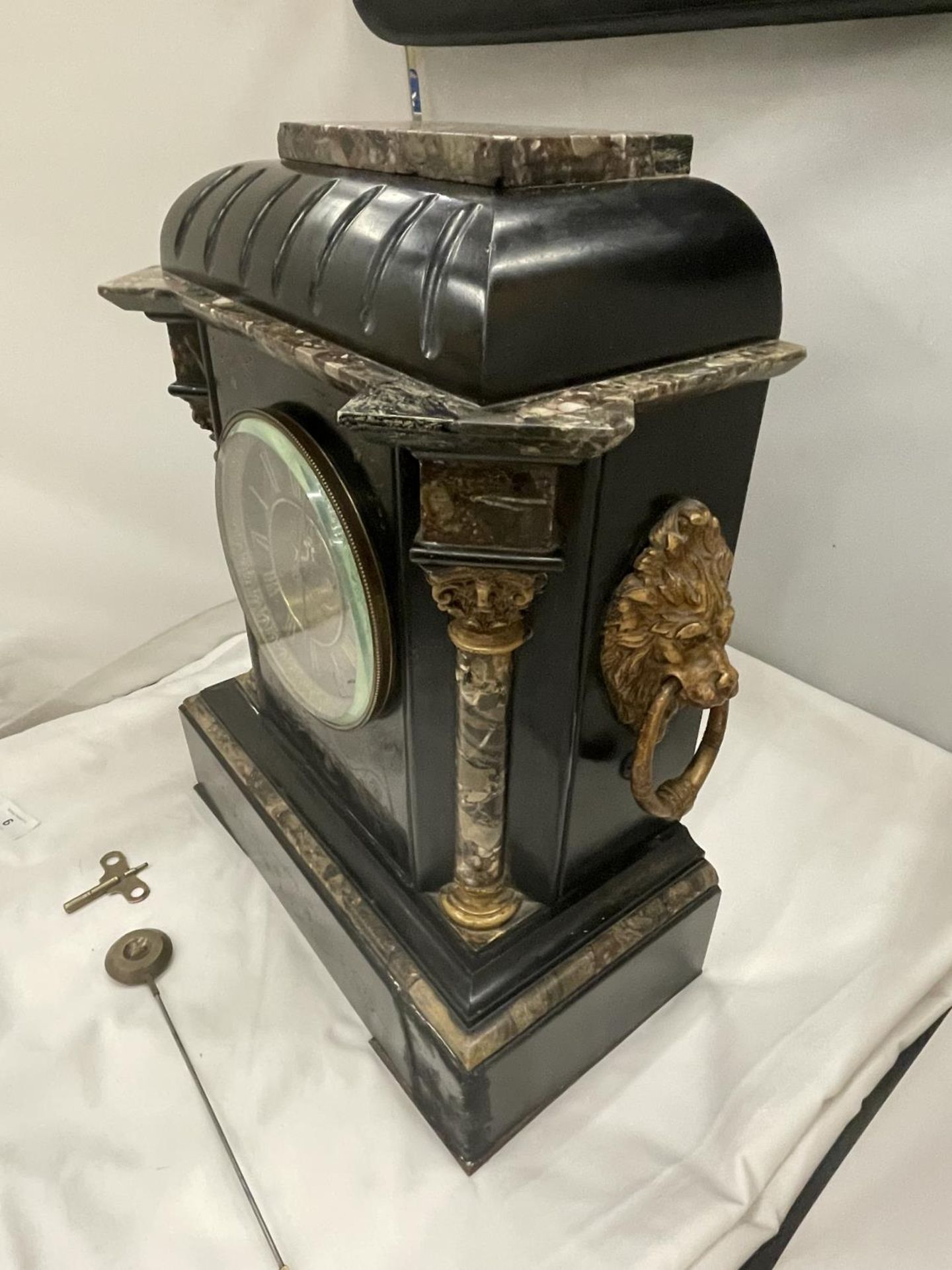 A HEAVY SLATE AND MARBLE MANTLE CLOCK WITH ENGRAVED FLOWER DECORATION AND LION HANDLES TO THE SIDE - Image 2 of 7