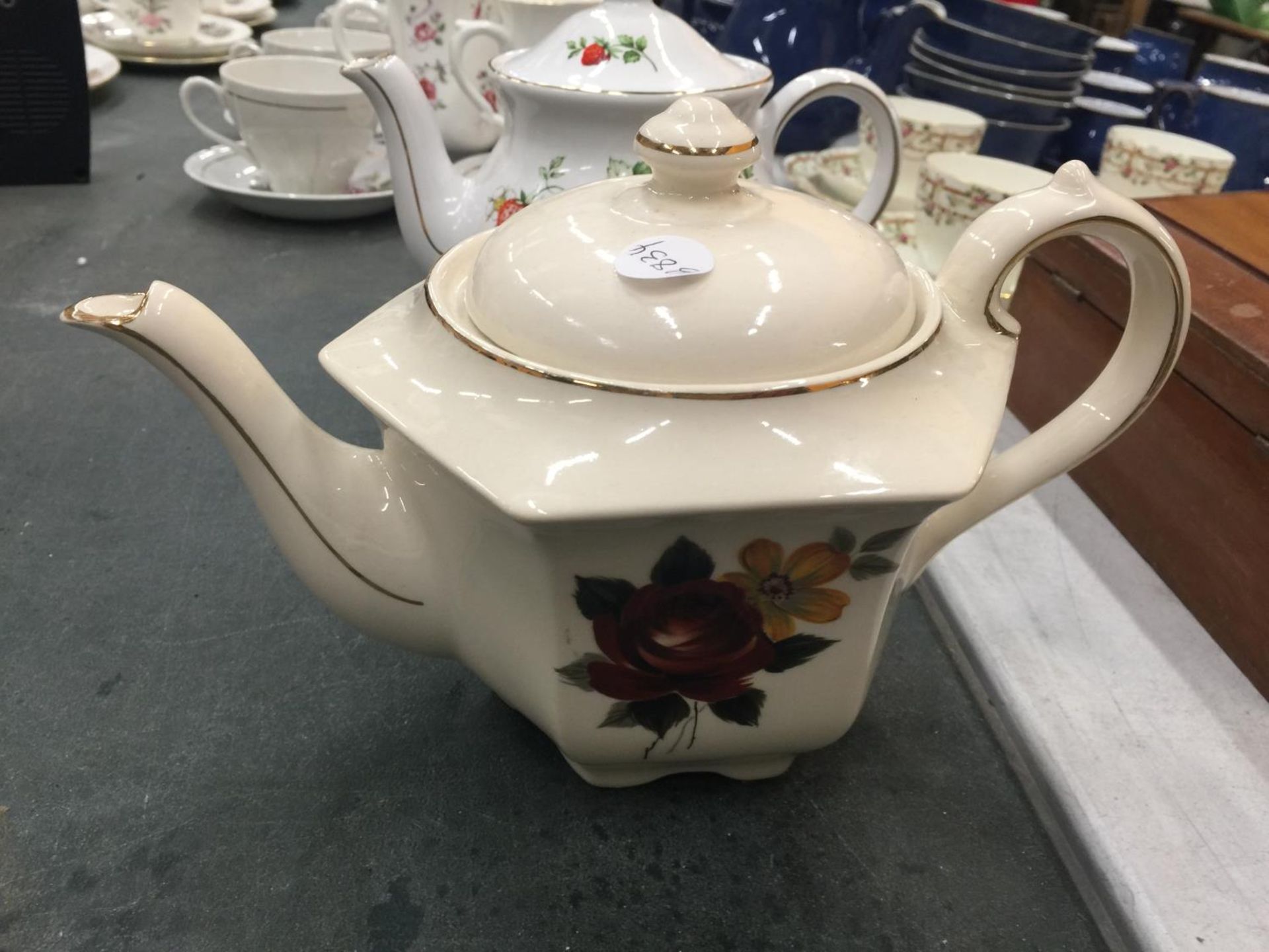 FOUR COLLECTABLE TEAPOTS TO INCLUDE SADLER STRAWBERRY, SADLER HEXAGON SHAPE, ETC - Image 4 of 6