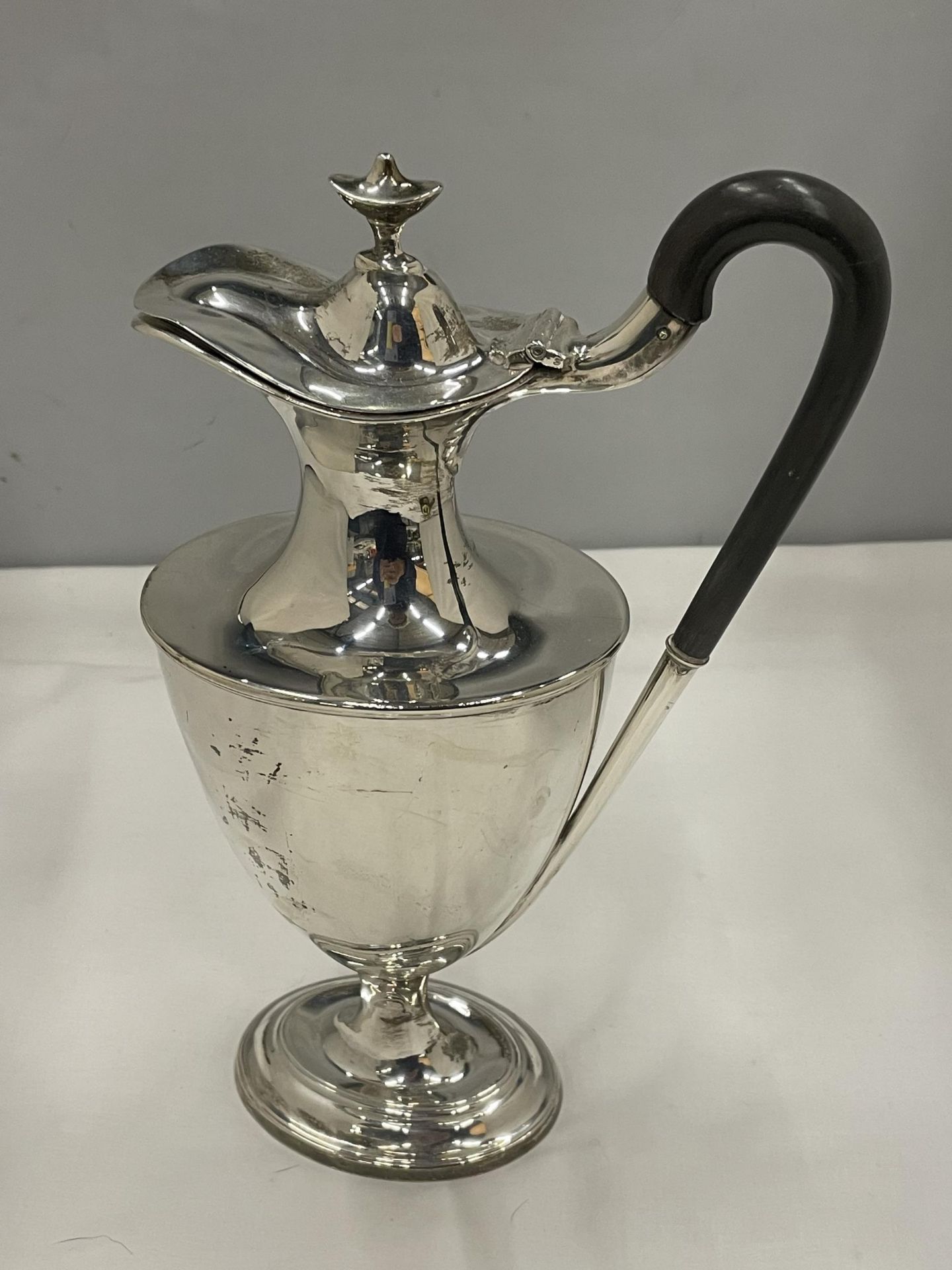 A WALKER AND HALL HALLMARKED SHEFFIELD SILVER CLARET JUG 26CM HIGH GROSS WEIGHT 515 GRAMS - Image 3 of 5