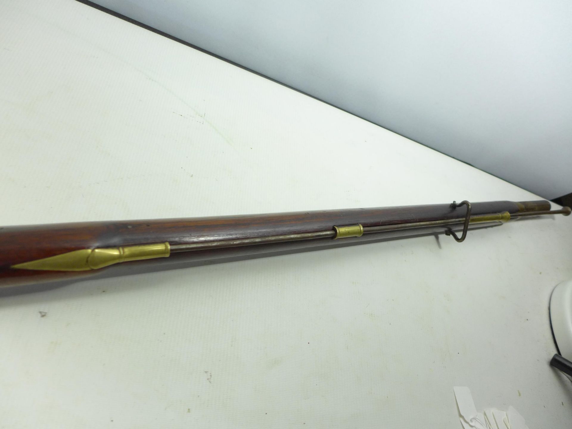 A FLINTLOCK MUSKET, 98CM BARREL, WOODEN STOCK WITH BRASS MOUNTS, LENGTH 141CM - Image 6 of 7