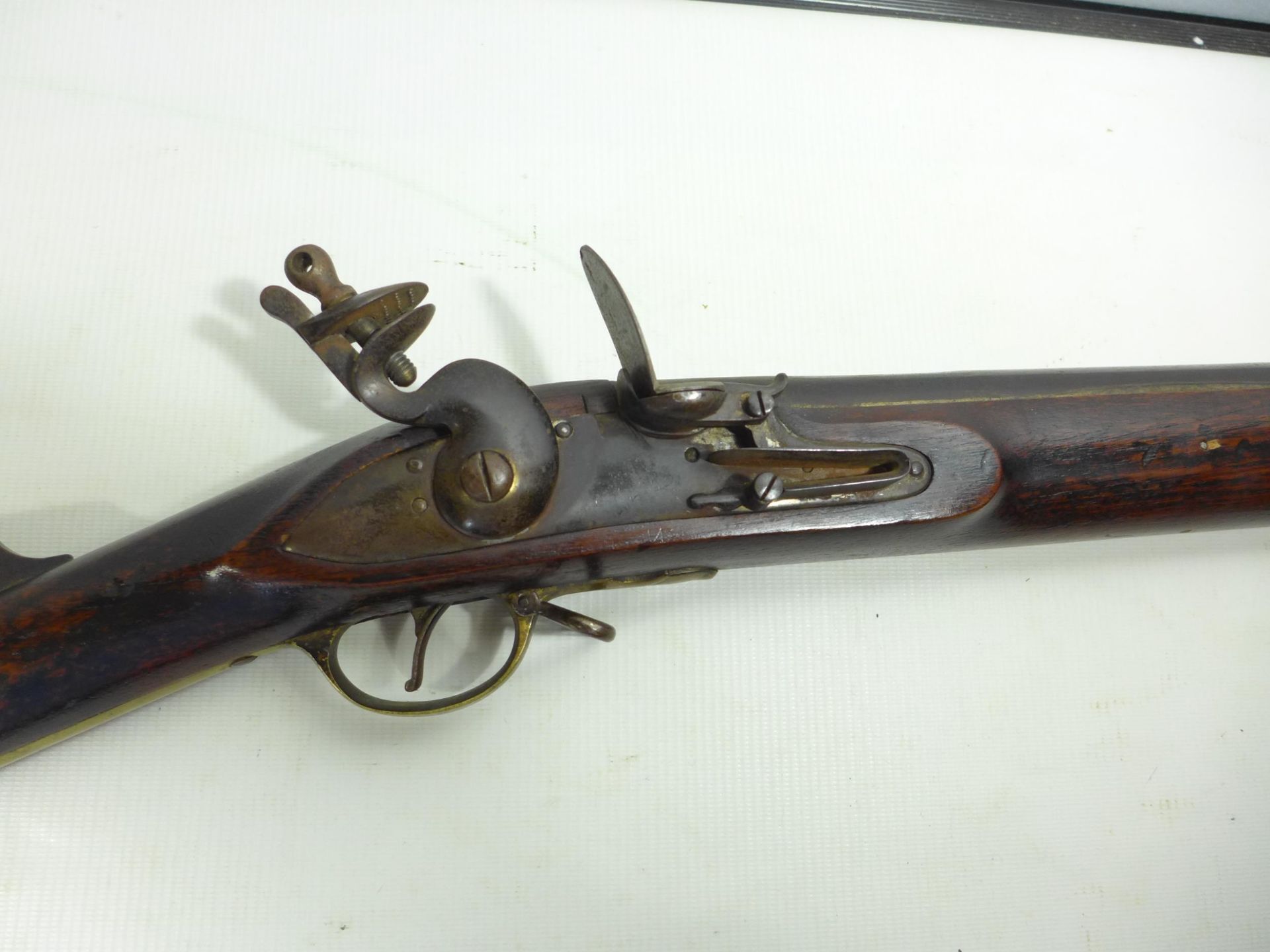 A FLINTLOCK MUSKET, 98CM BARREL, WOODEN STOCK WITH BRASS MOUNTS, LENGTH 141CM - Image 5 of 7