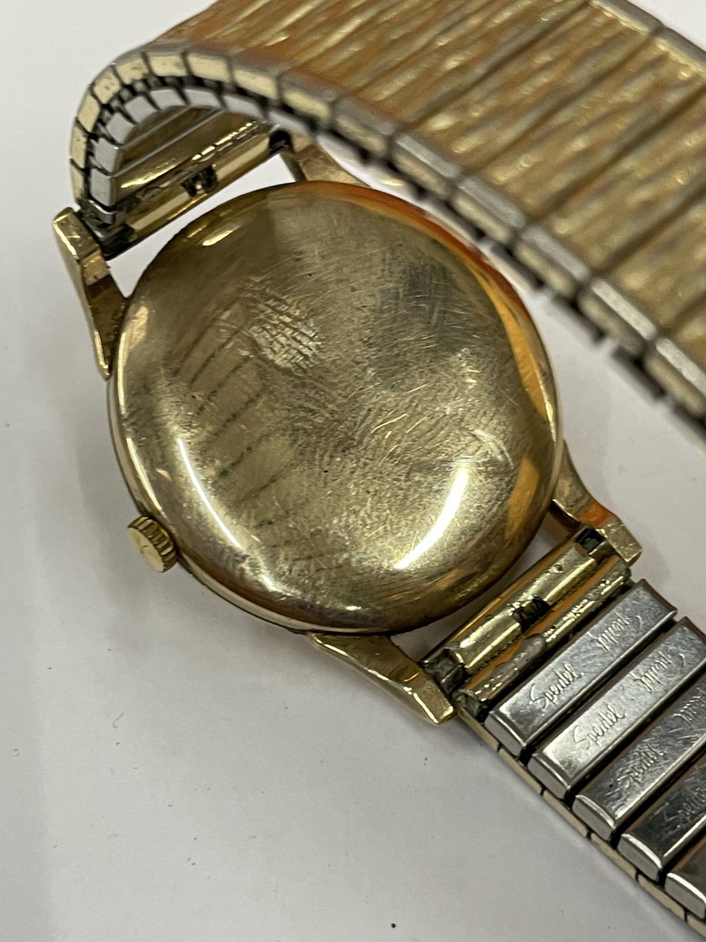 A ACCURIST 9 CARAT GOLD GENTS WRISTWRIST WITH A GOLD PLATED STRAP - Image 4 of 4