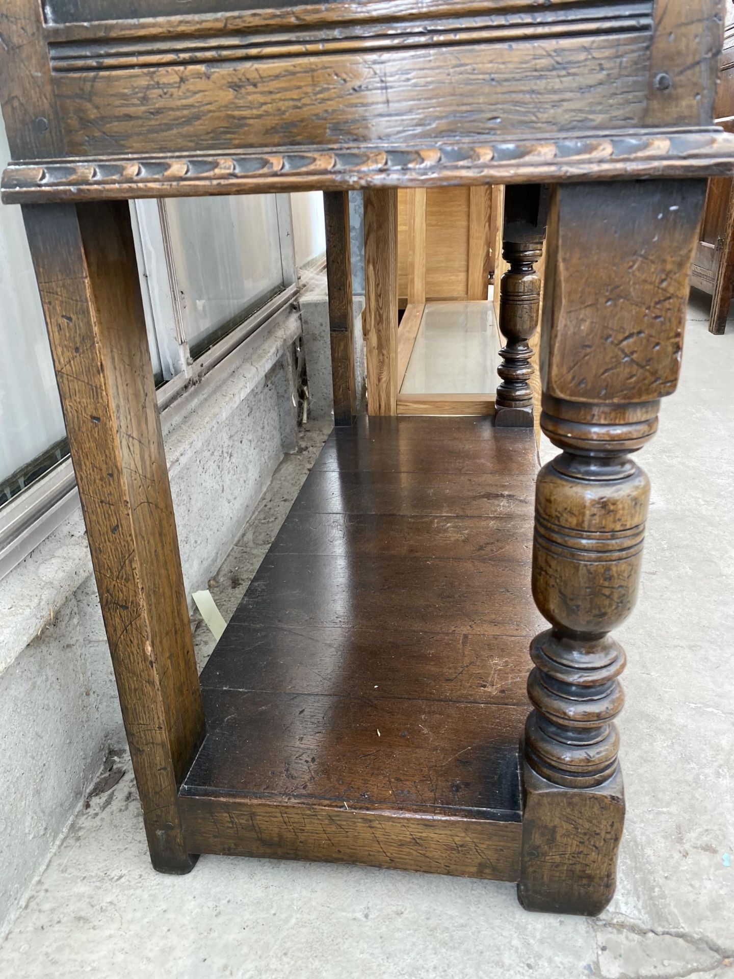 AN OAK JACOBEAN STYLE COCKTAIL CABINET WITH PANELLED DOOR, PULL OUT SLIDE, TWO DRAWERS AND A POT - Image 7 of 7