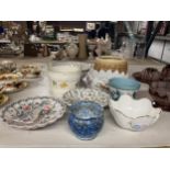 A MIXED LOT OF CERAMICS TO INCLUDE PLANTERS, HANDPAINTED BOWLS, TRINKET BOWL ETC