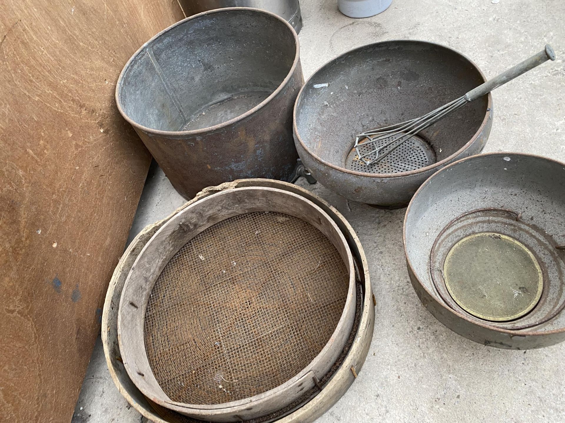 AN ASSORTMENT OF VINTAGE ITEMS TO INCLUDE MILK CHURN SIEVES, SILT PANS AND A WATER PAN ETC - Image 2 of 6
