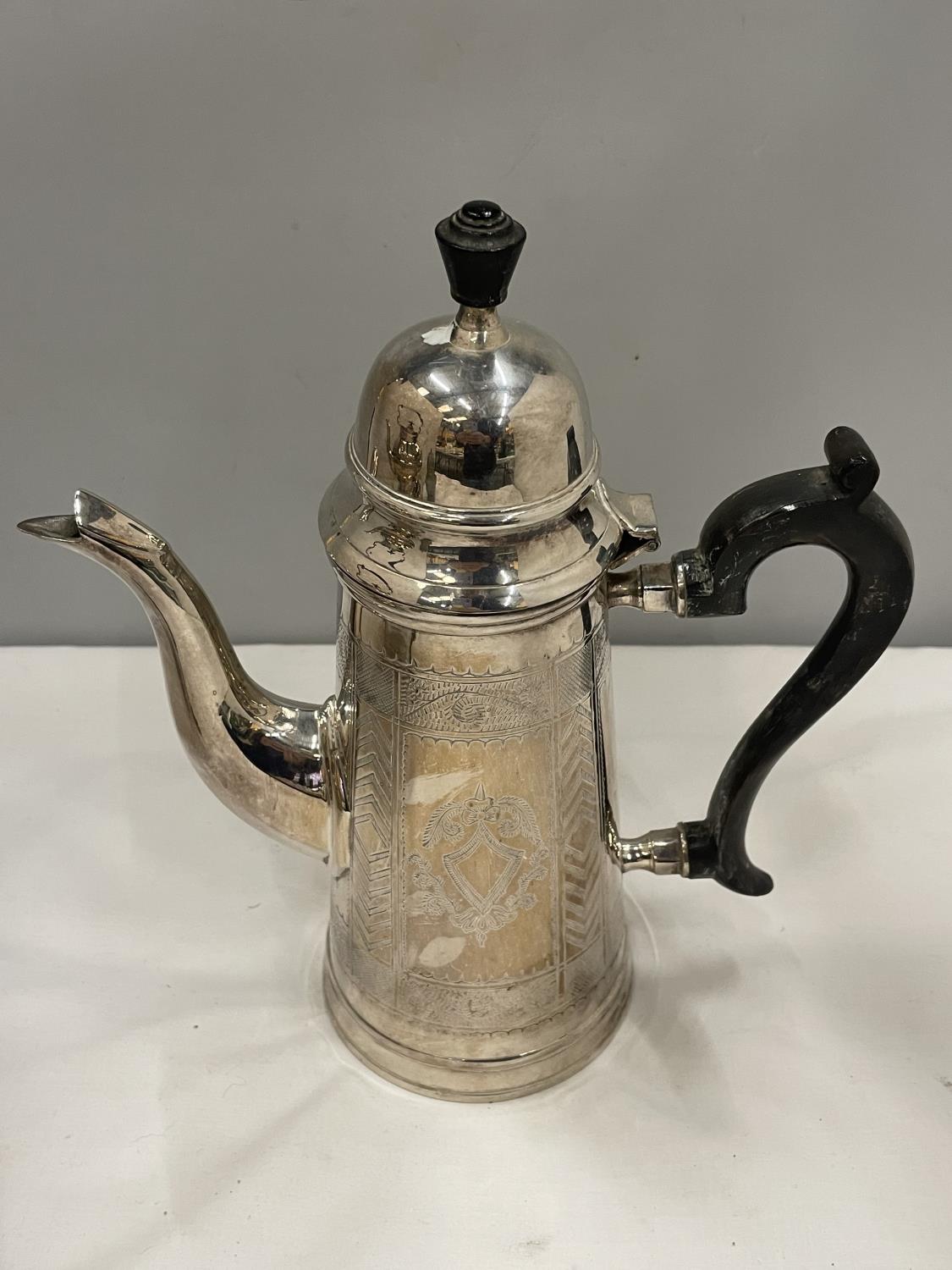 THREE SILVER PLATED ITEMS TO INCLUDE A SPIRIT KETTLE, COFFEE POT AND A SUGAR SIFTER - Image 6 of 10