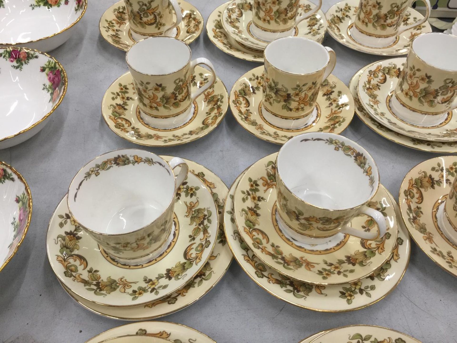 A QUANTITY OF ELIZABETHAN 'AUTUMN SONG' CUPS, SAUCERS AND SIDE PLATES - Image 4 of 7