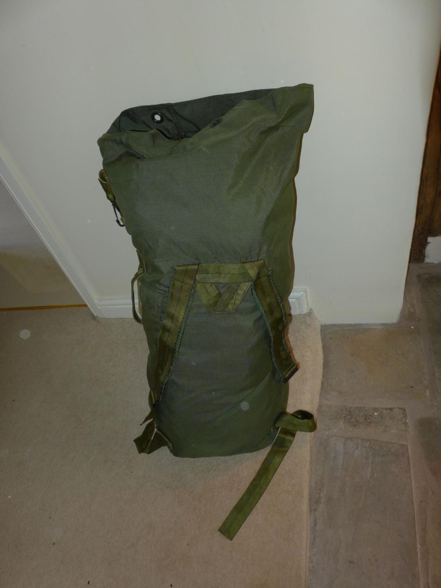 A LARGE COLLECTION OF MILITARY/SHOOTING/FISHING CLOTHING TO INCLUDE A MILITARY HELICOPTER JACKET, - Image 6 of 6