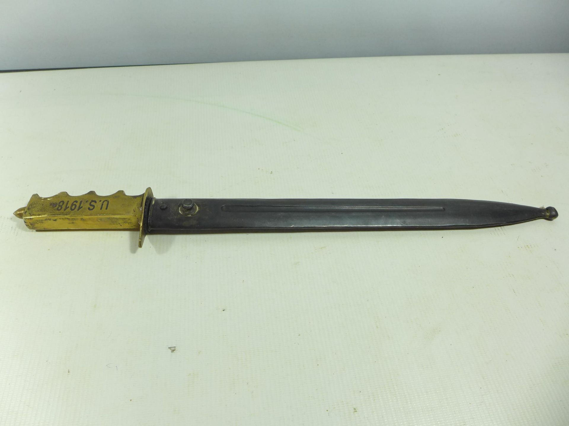 A BRASS GRIPPED FIGHTING KNIFE AND SCABBARD, 29.5CM BLADE - Image 5 of 5