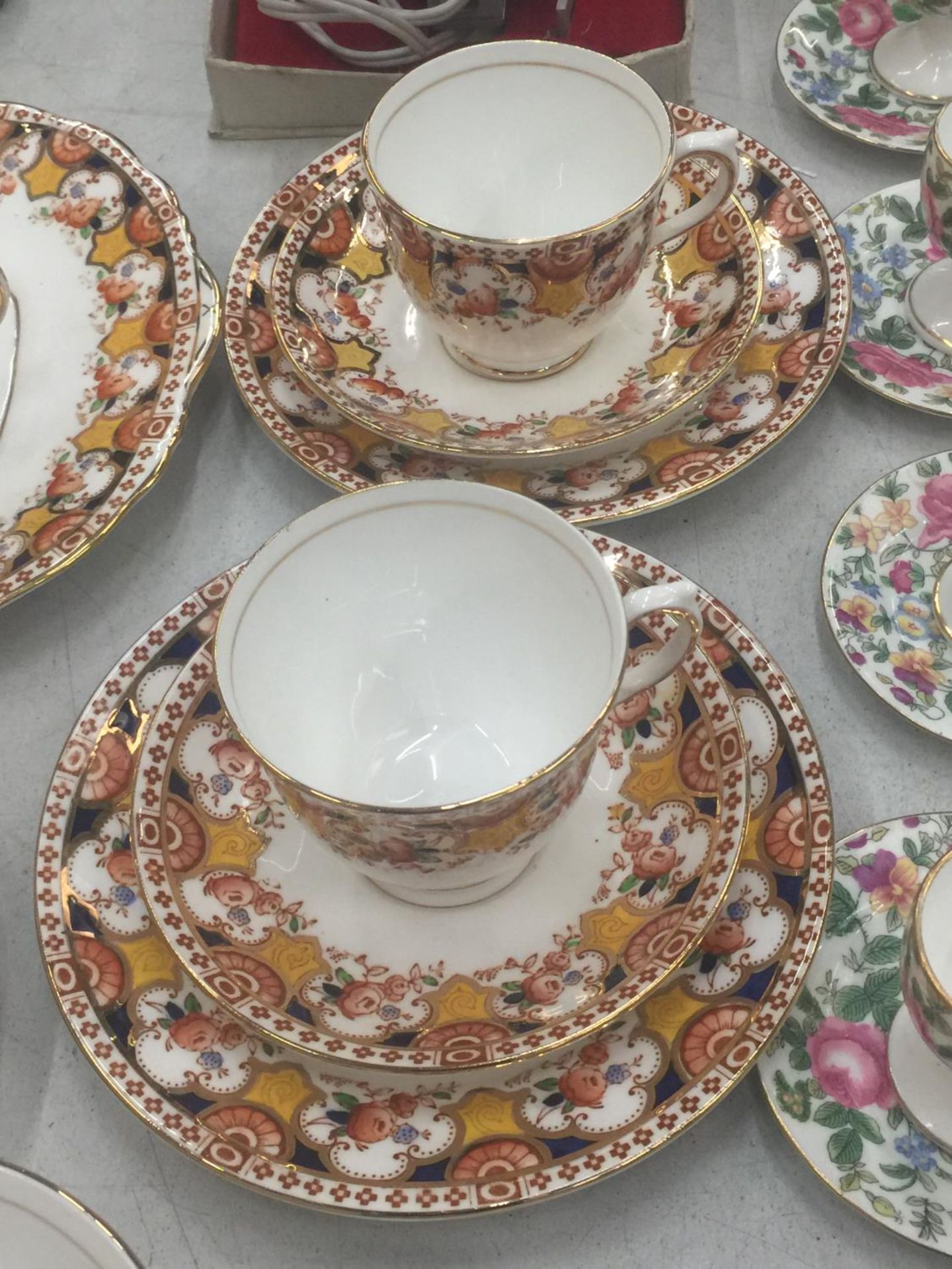 A QUANTITY OF SALISBURY CHINA 'TYNE' TO INCLUDE CAKE PLATE, CUPS, SAUCERS, SIDE PLATES AND A SUGAR - Image 5 of 6