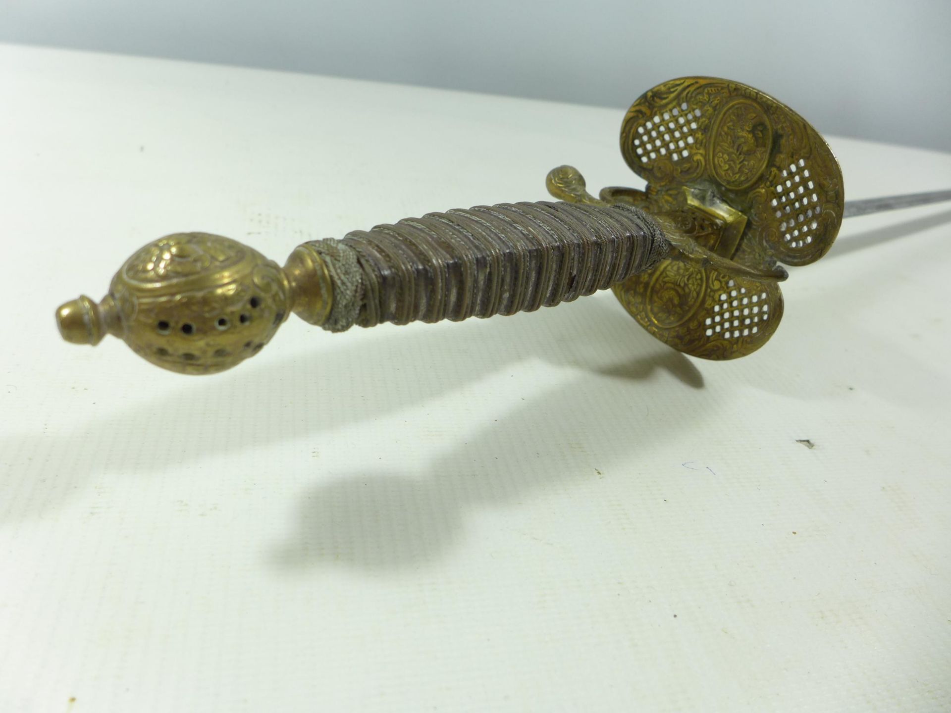 A LATE 18TH/EARLY 19TH CENTURY SMALLSWORD, 73CM BLADE, PIERCED BRASS GUARD, WHITE METAL GRIP, A/F - Image 3 of 5