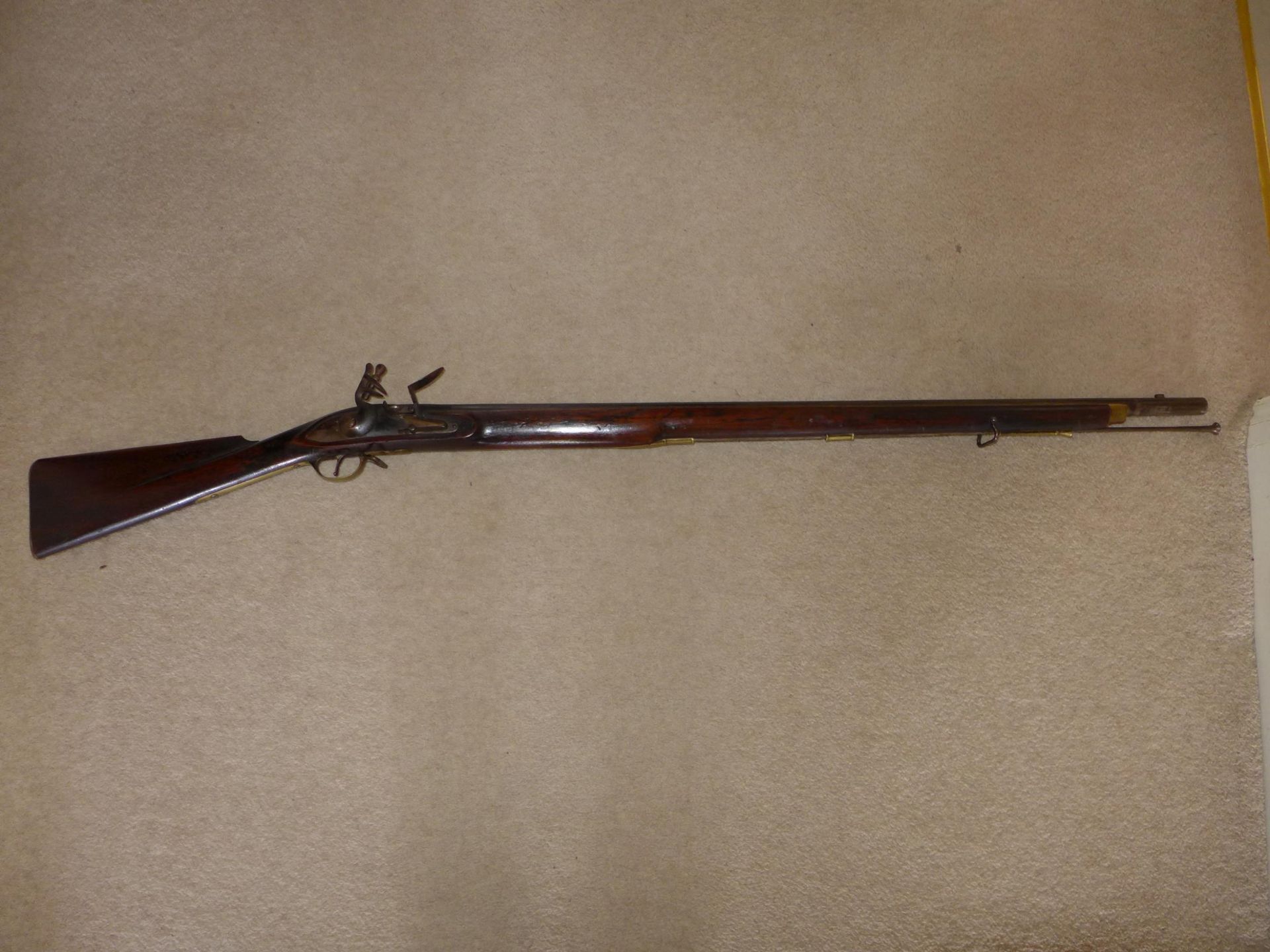 A FLINTLOCK MUSKET, 98CM BARREL, WOODEN STOCK WITH BRASS MOUNTS, LENGTH 141CM