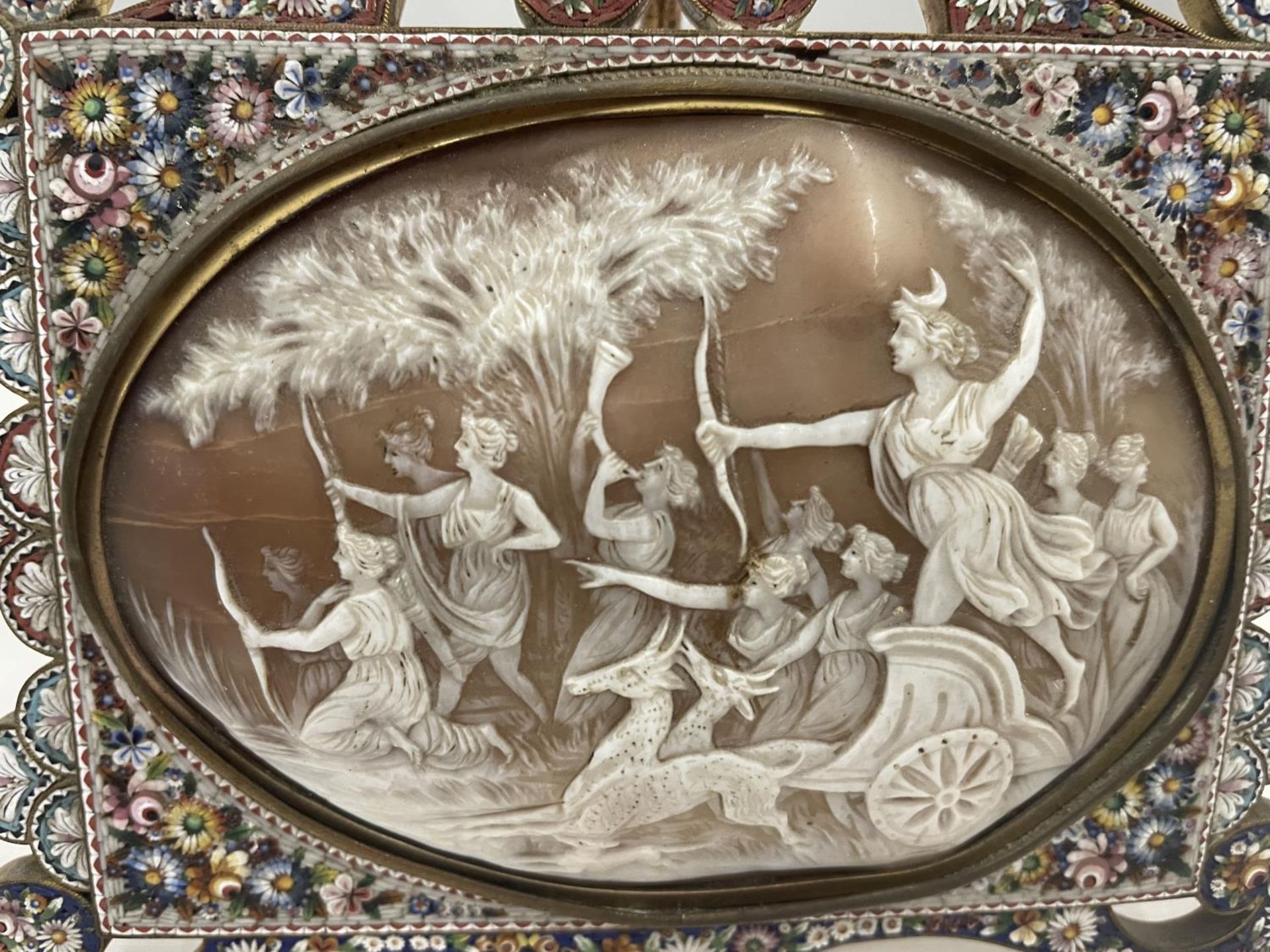 A GOOD QUALITY 19TH CENTURY MICRO MOSCAIC FRAME WITH AN INSET CAMEO 14.5 CM X 12.5 CM - Image 3 of 7