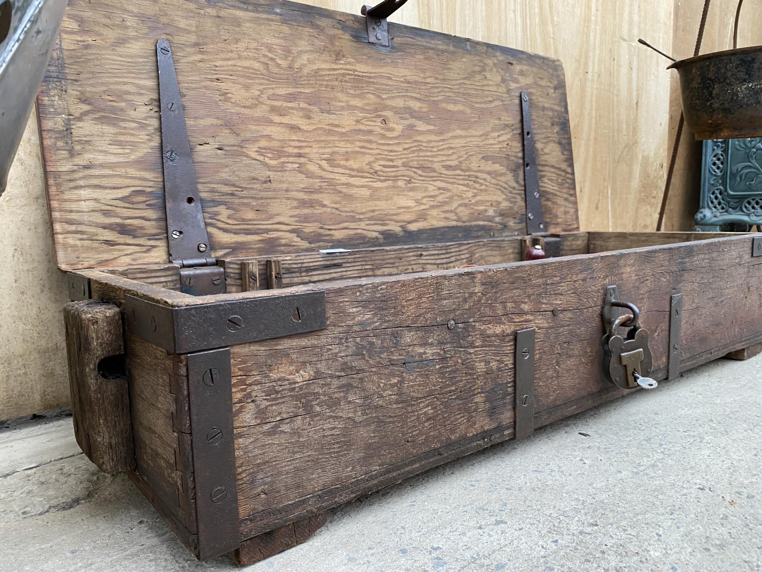 A VINTAGE WOODEN JOINERS CHEST WITH SECTIONAL STORAGE AND AN ASSORTMENT OF TOOLS TO INCLUDE - Bild 3 aus 12