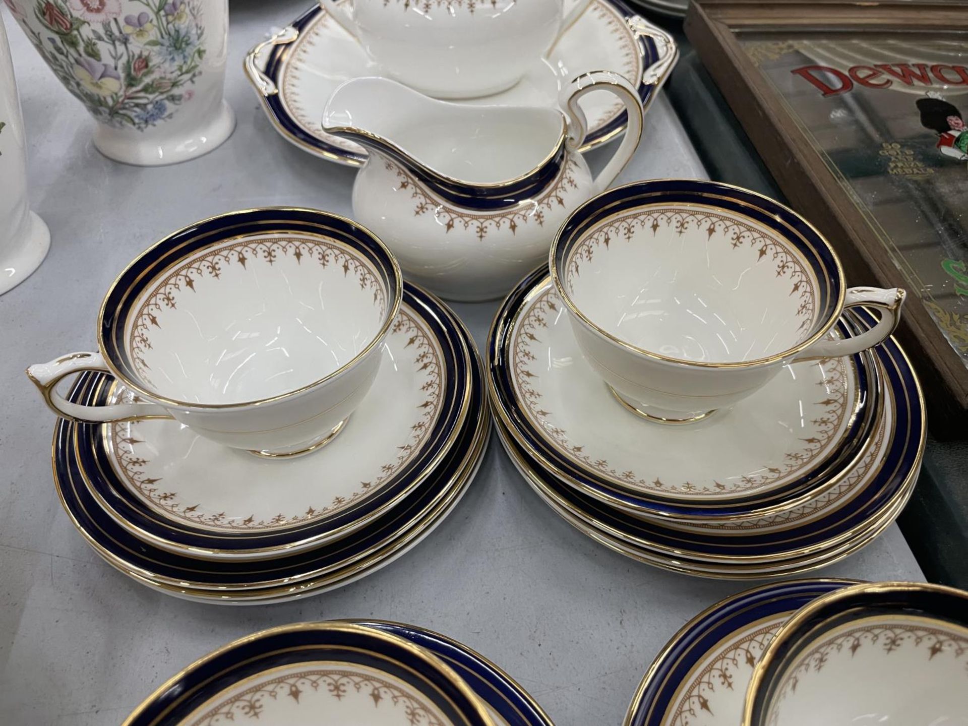 A QUANTITY OF AYNSLEY TEAWARE TO INCLUDE 'LEIGHTON' CUPS, SAUCERS, SIDE PLATES, CAKE PLATE SUGAR - Image 4 of 6