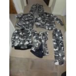 A COLLECTION OF MILITARY/SHOOTING/FISHING COLD WEATHER CAMOUFLAGE CLOTHING AND A KIT BAG