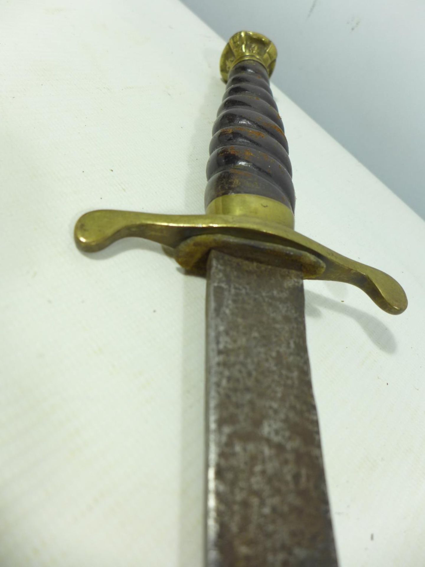 A 19TH CENTURY SHORT SWORD, 46CM BLADE, BRASS MOUNTS, LEATHER GRIP - Image 6 of 6