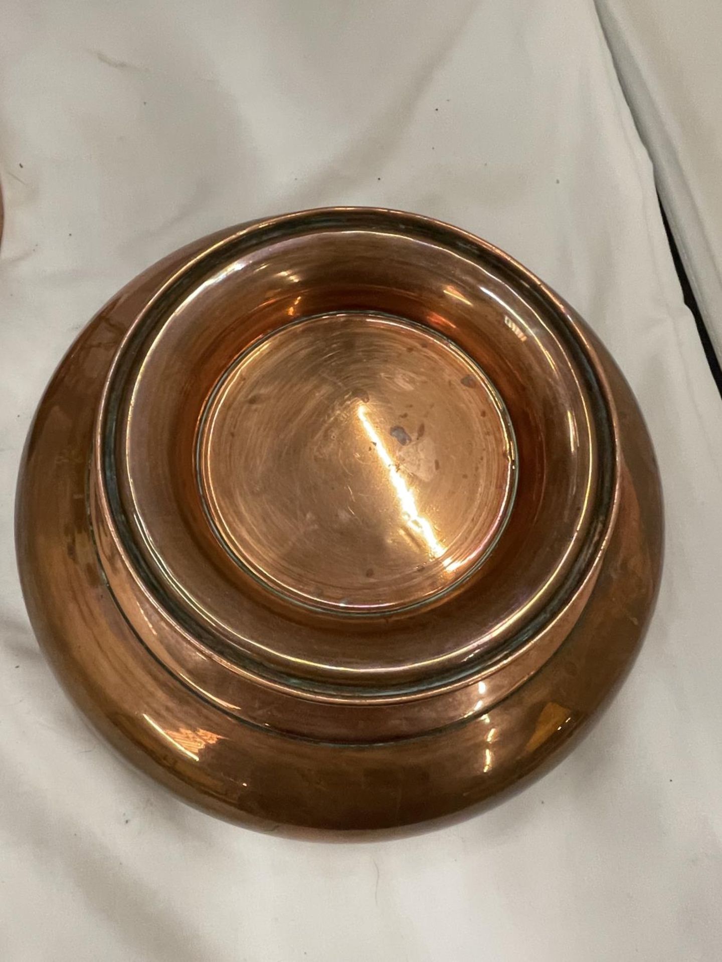 A VINTAGE COPPER AND BRASS URN WITH TAP AND A COPPER BOWL - Image 3 of 8