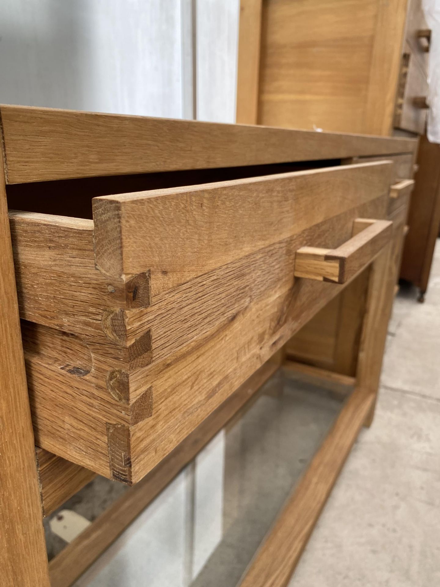 A MODERN OAK CONSOLE TABLE WITH TWO DRAWERS AND LOWER GLAZED SHELF 48" WIDE - Image 4 of 5