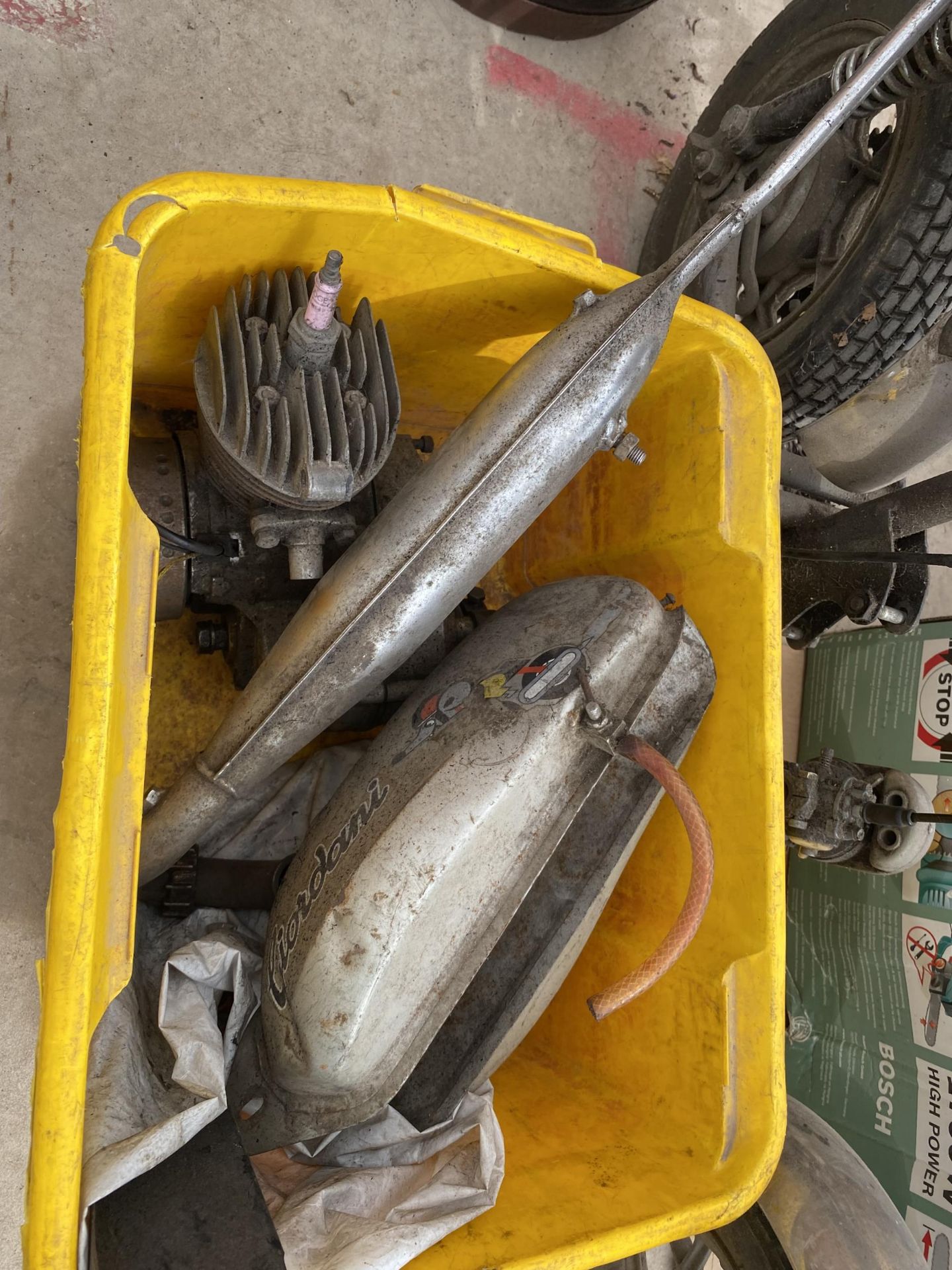 A SMALL MOTORBIKE AND SPARE PARTS FOR RESTORATION - Image 3 of 6