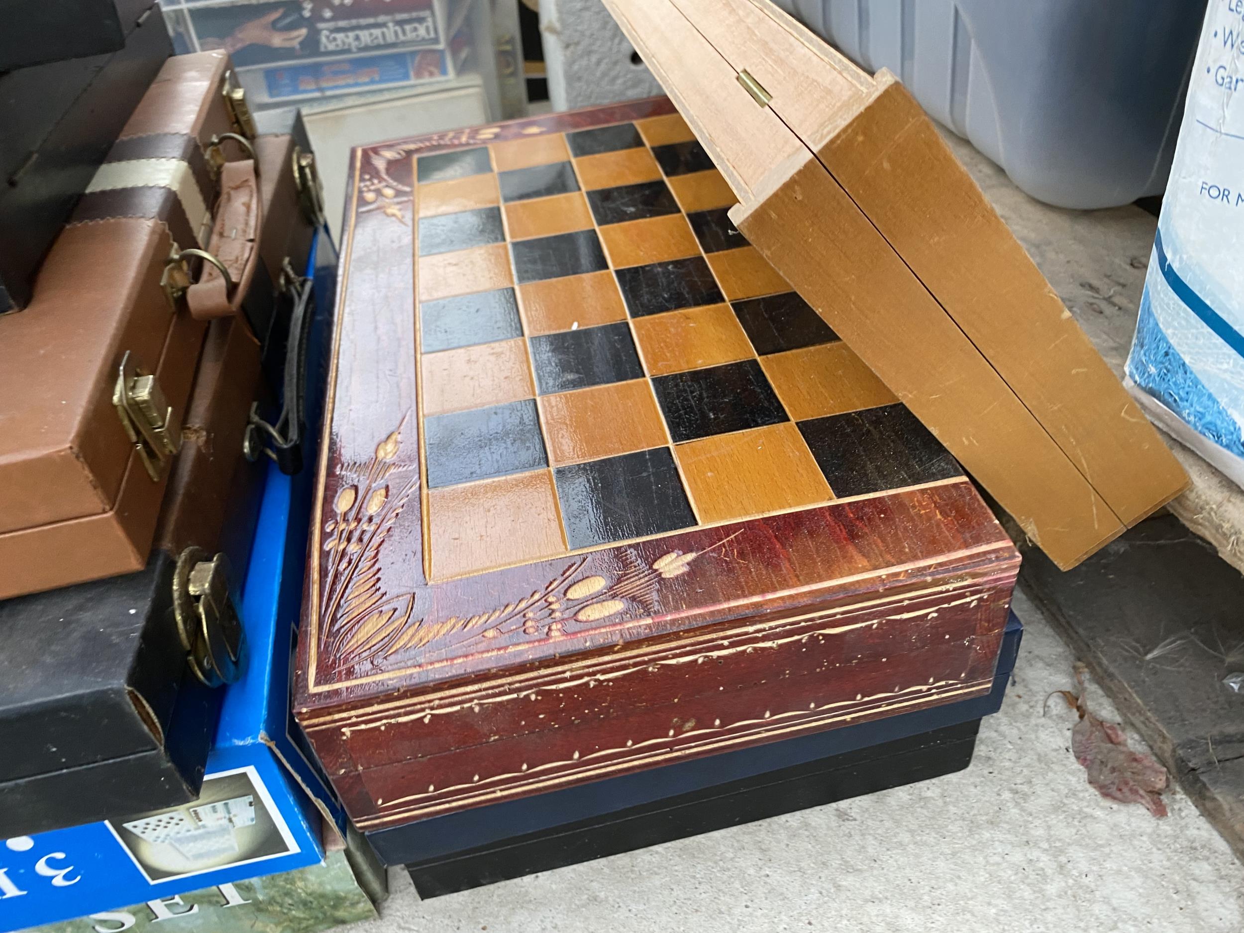 A LARGE COLLECTION OF CHESS BOARDS, CHESS PIECES AND BACKGAMON ETC - Bild 6 aus 8