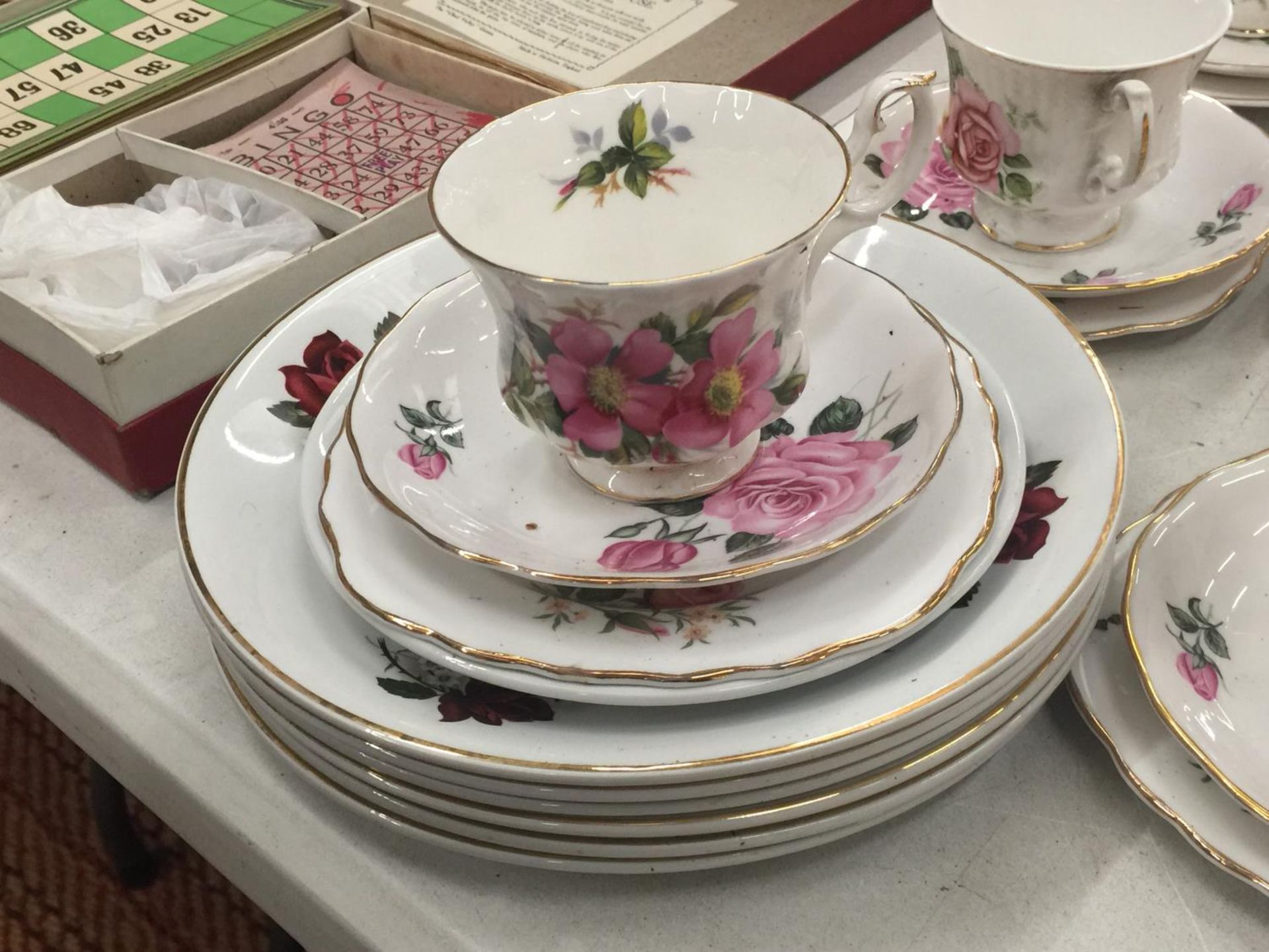 A QUANTITY OF CHINA CUPS, PLATES AND SAUCERS TO INCLUDE ROYAL ALBERT 'PRARIE ROSE', SHERIDAN, ETC - Image 2 of 7