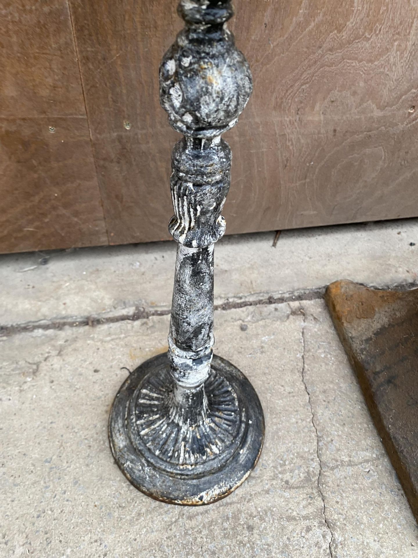 A SMALL CAST IRON BIRD TABLE WITH BIRD FIGURE (H:53CM) - Image 3 of 4