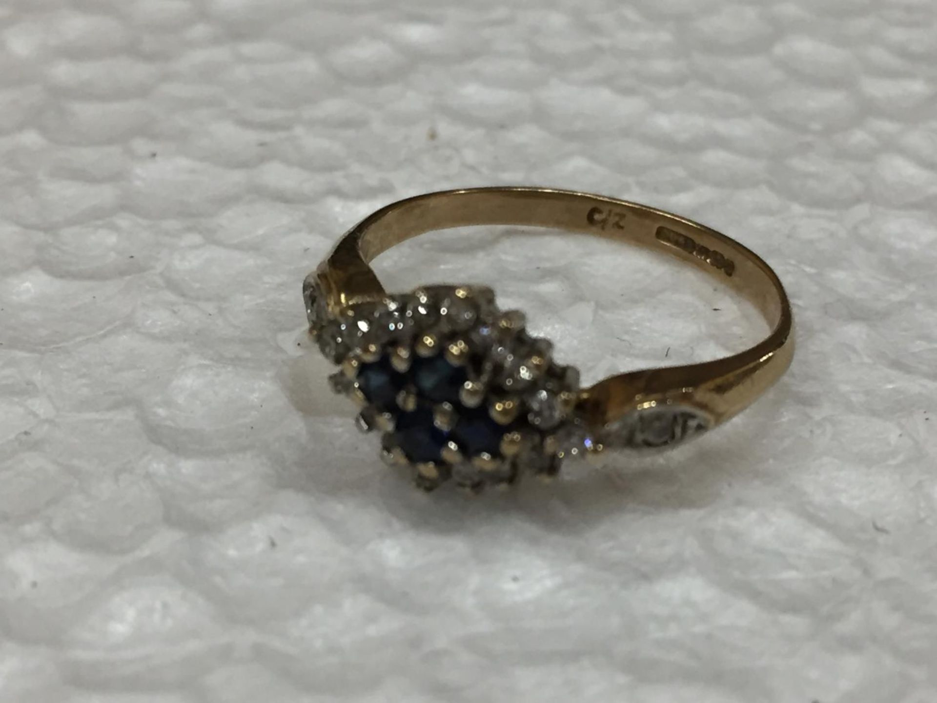 A 9 CARAT GOLD RING WITH A CLUSTER OF SAPPHIRE AND CUBIC ZIRCONIA SIZE O - Image 4 of 5