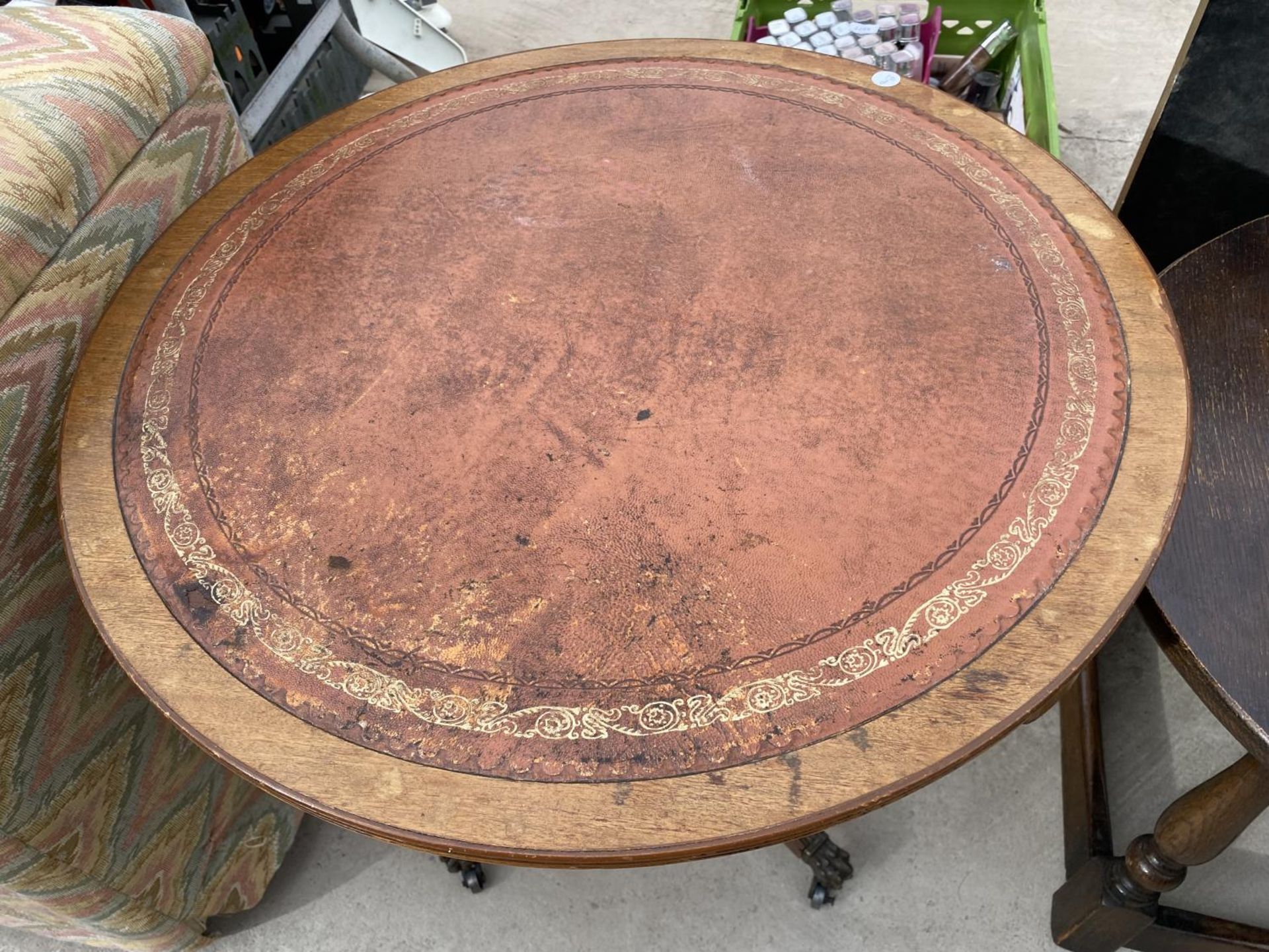 A NEST OF THREE TABLES, 22" DIAMETER, LAMP TABLE AND 24" DIAMETER TABLE WITH INSET LEATHER TOP - Bild 6 aus 7