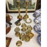 A QUANTITY OF BRASSWARE TO INCLUDE HORSE BRASSES, CANDLESTICKS, ETC