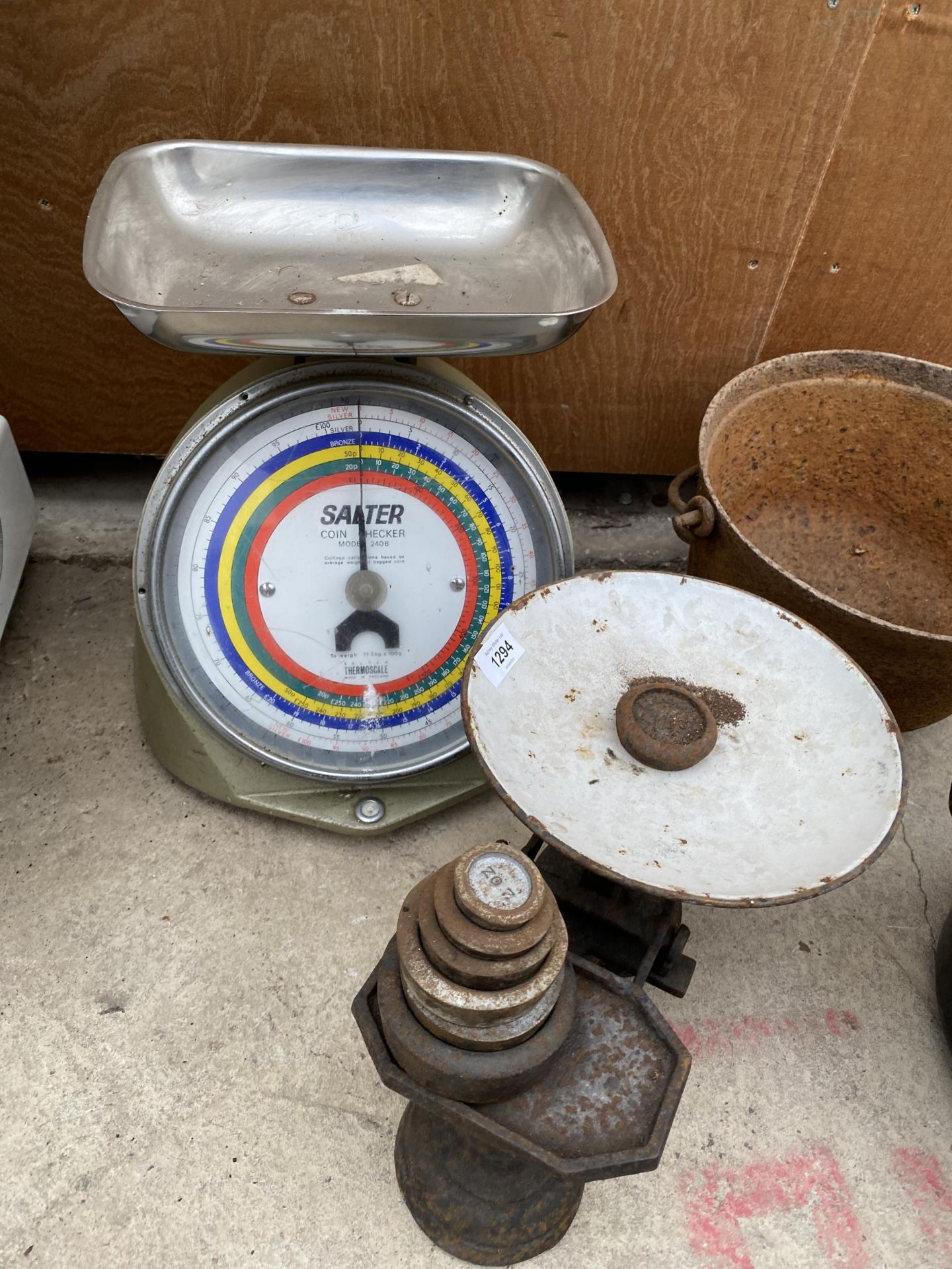 A VINTAGE SALTER COIN CHECKER SCALE AND A SET OF VINTAGE KITCHEN BALANCE SCALES WITH WEIGHTS