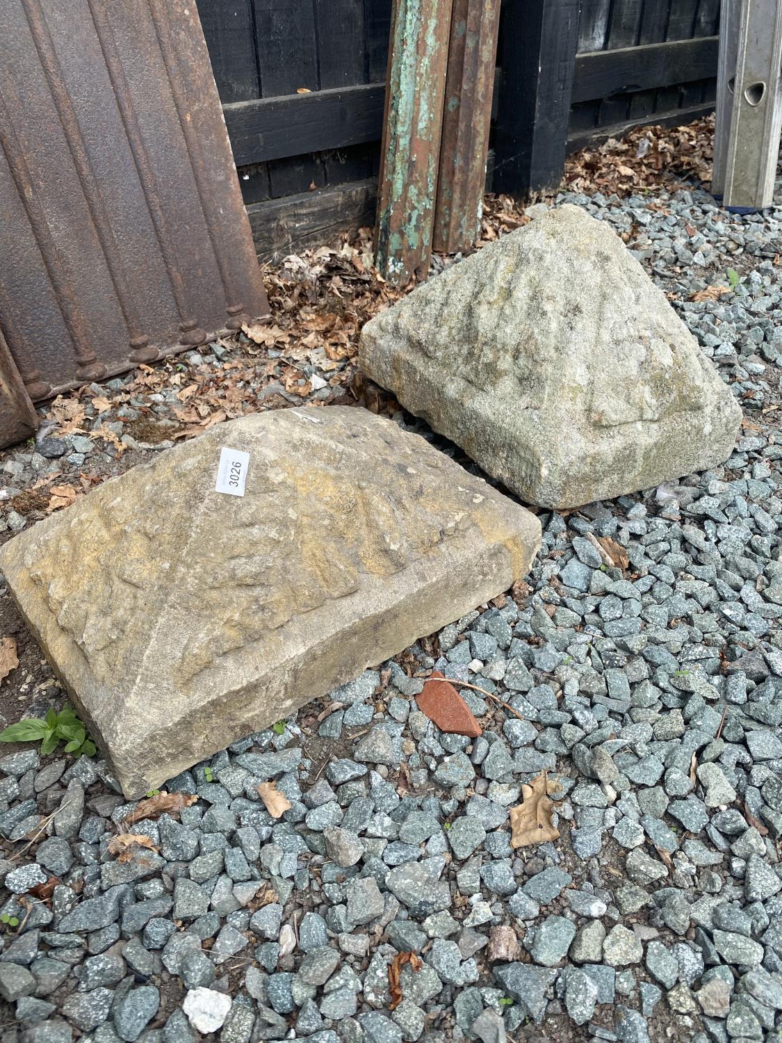 2 X SANDSTONE PILLAR CAPS - Bild 2 aus 2