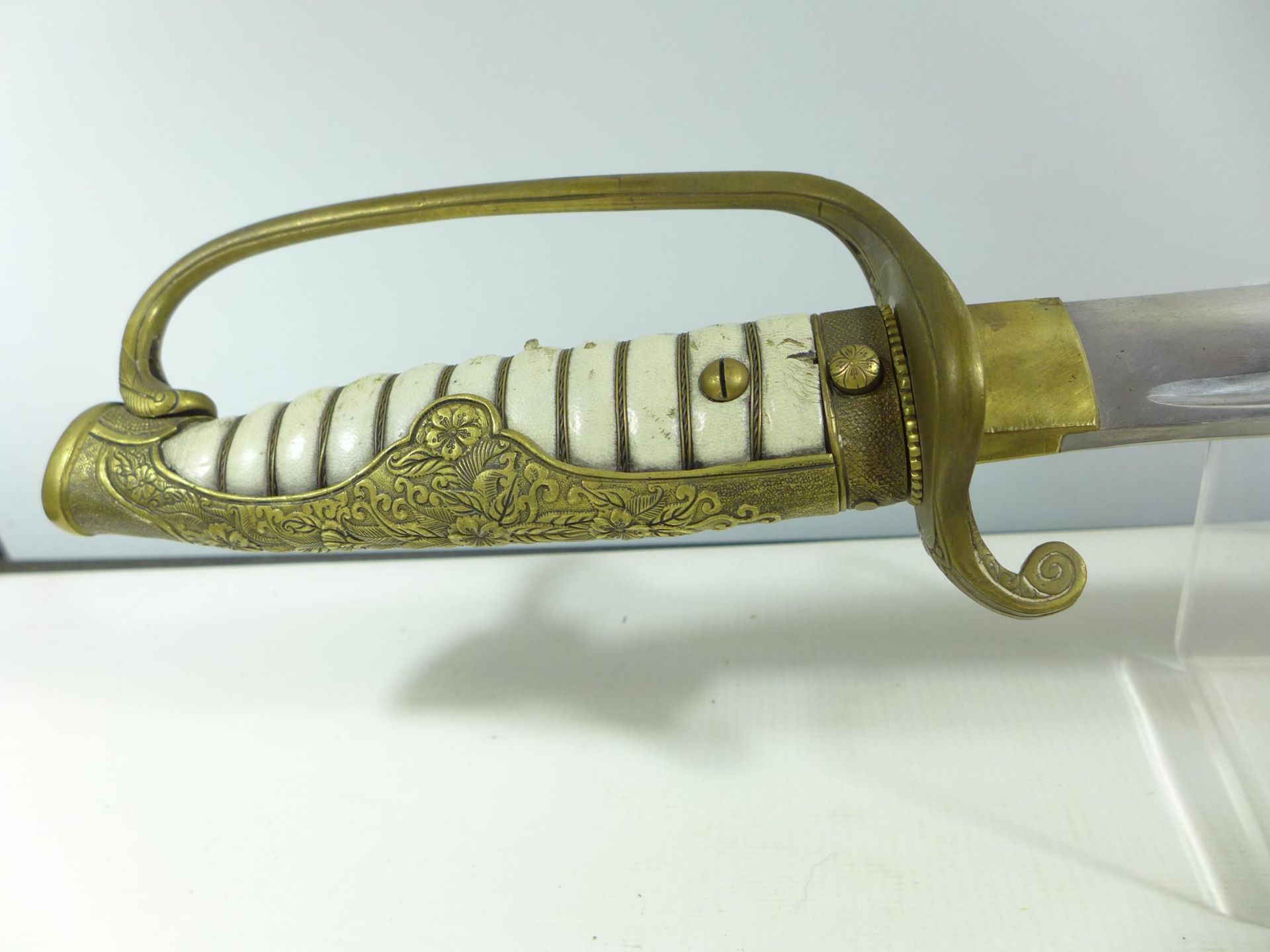 A JAPANESE CAVALRY OFFICERS SWORD AND SCABBARD, 64CM BLADE, PIERCED BRASS GUARD - Image 2 of 10